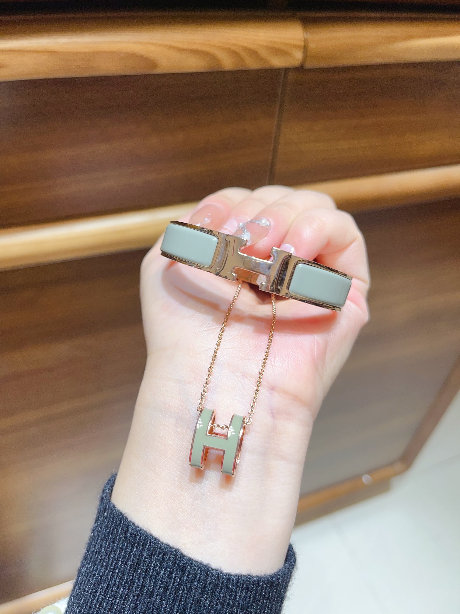 Classic Enamel "H" Bracelet & Necklace Set - Comprehensive 5