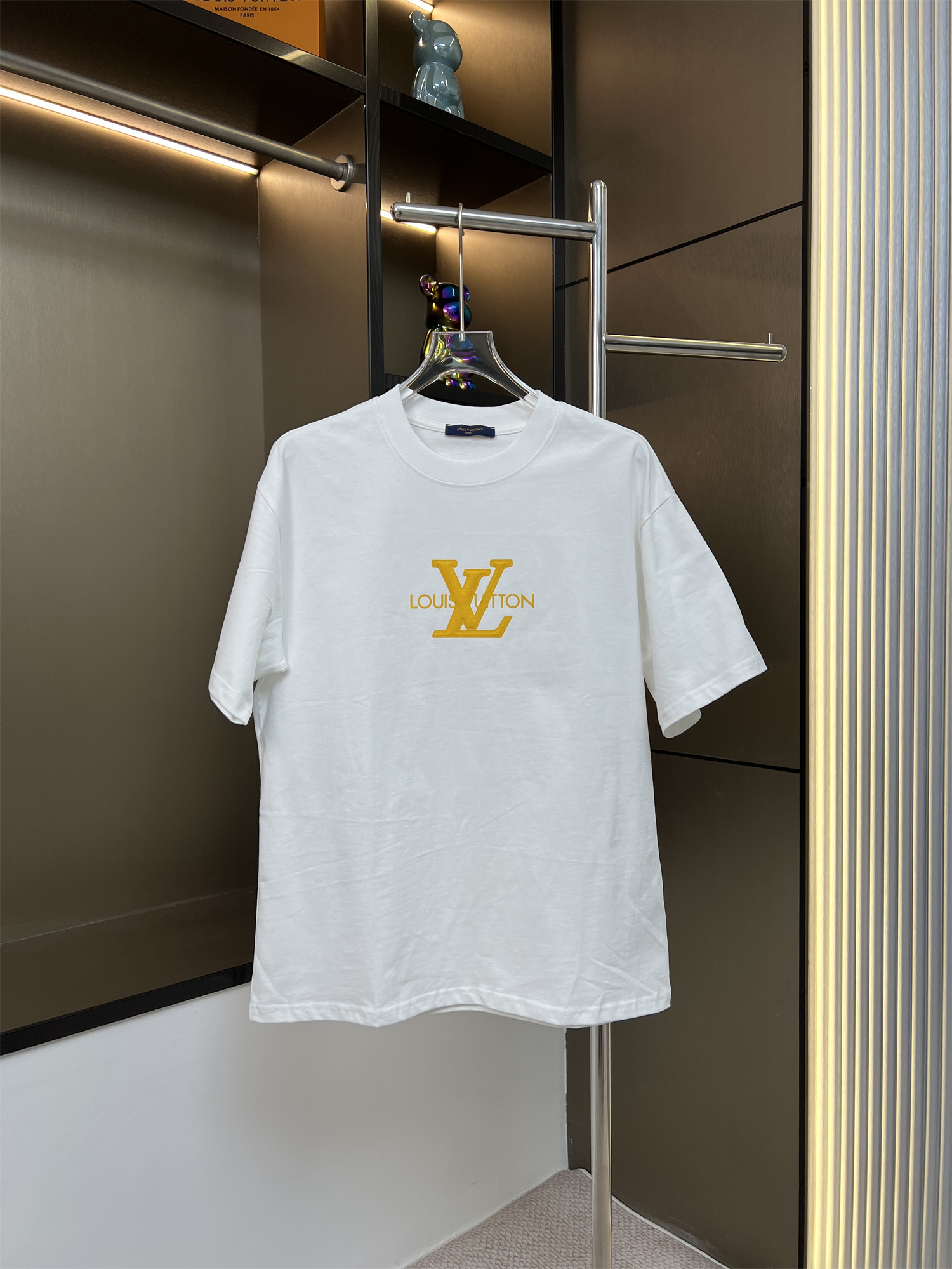 同图不同板，禁发平台版本，随意对比 205💰
LOUIS VUITTON路易威登2025ss新款字母硅胶立体凹凸设计情侣休闲短袖T恤
👑最高版本！定制面料290克100%双纱棉！字母硅胶立体凹凸工艺设计！
辅料：开模原版过鉴定领标➕100%真丝洗水标。正品代购级原版吊牌➕配套吊绳➕3D吊粒➕原版包装袋
工艺：原版一致走线！袖窿对版手法 最高版本！无数次的打版 百分百还原正品品相！
正确版本 男女同款 超级显眼 超级好看 超级大气！
颜色：白色  黑色
尺码：S-XL（图九)
