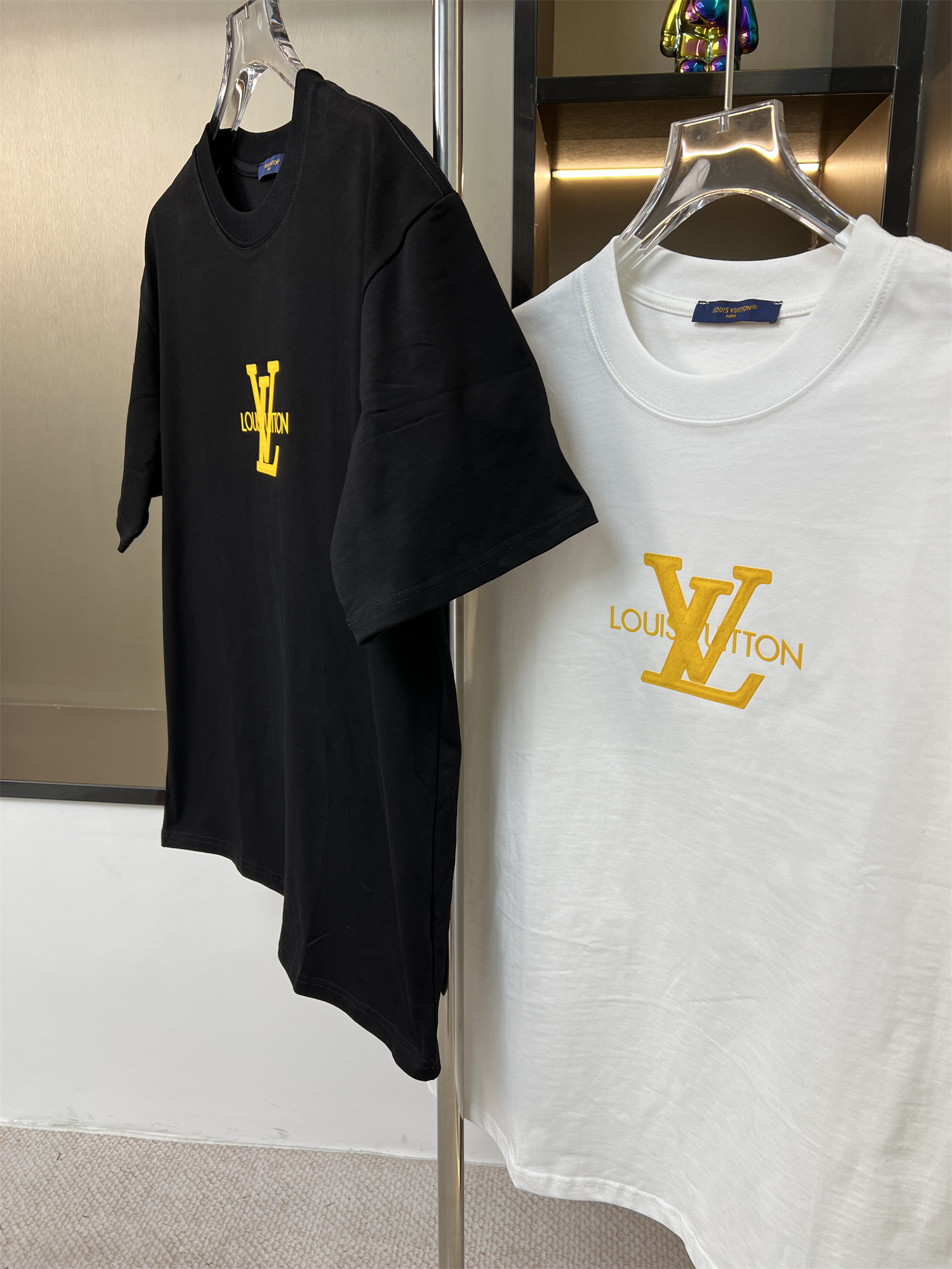 同图不同板，禁发平台版本，随意对比 205💰
LOUIS VUITTON路易威登2025ss新款字母硅胶立体凹凸设计情侣休闲短袖T恤
👑最高版本！定制面料290克100%双纱棉！字母硅胶立体凹凸工艺设计！
辅料：开模原版过鉴定领标➕100%真丝洗水标。正品代购级原版吊牌➕配套吊绳➕3D吊粒➕原版包装袋
工艺：原版一致走线！袖窿对版手法 最高版本！无数次的打版 百分百还原正品品相！
正确版本 男女同款 超级显眼 超级好看 超级大气！
颜色：白色  黑色
尺码：S-XL（图九)