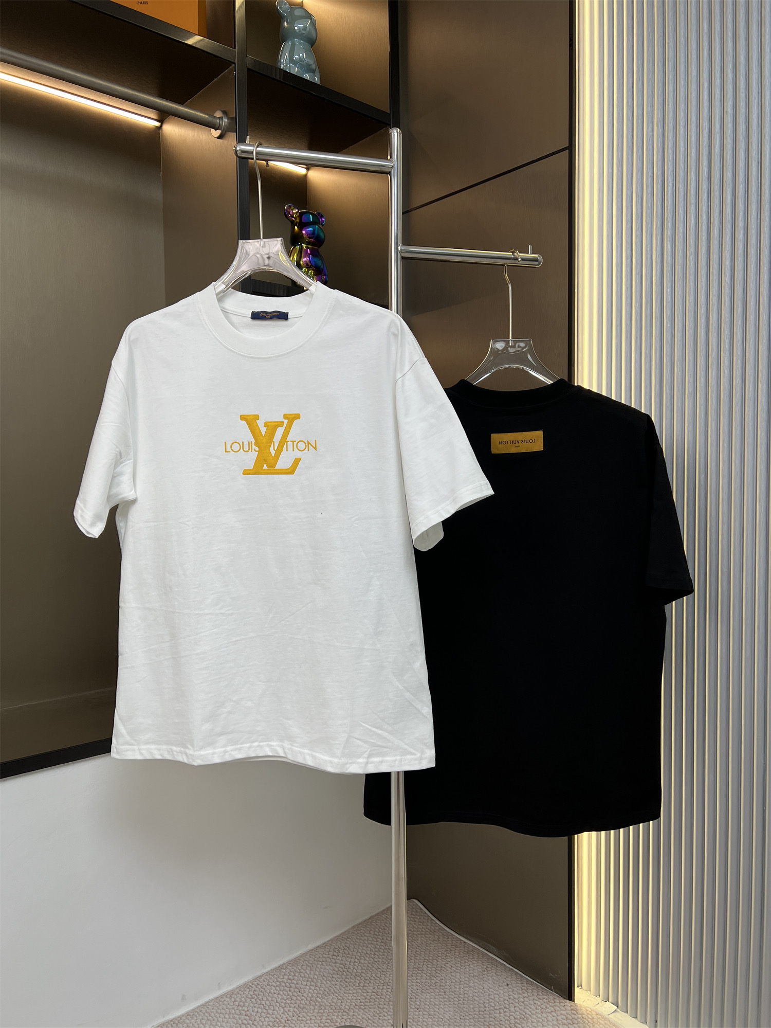 同图不同板，禁发平台版本，随意对比 205💰
LOUIS VUITTON路易威登2025ss新款字母硅胶立体凹凸设计情侣休闲短袖T恤
👑最高版本！定制面料290克100%双纱棉！字母硅胶立体凹凸工艺设计！
辅料：开模原版过鉴定领标➕100%真丝洗水标。正品代购级原版吊牌➕配套吊绳➕3D吊粒➕原版包装袋
工艺：原版一致走线！袖窿对版手法 最高版本！无数次的打版 百分百还原正品品相！
正确版本 男女同款 超级显眼 超级好看 超级大气！
颜色：白色  黑色
尺码：S-XL（图九)