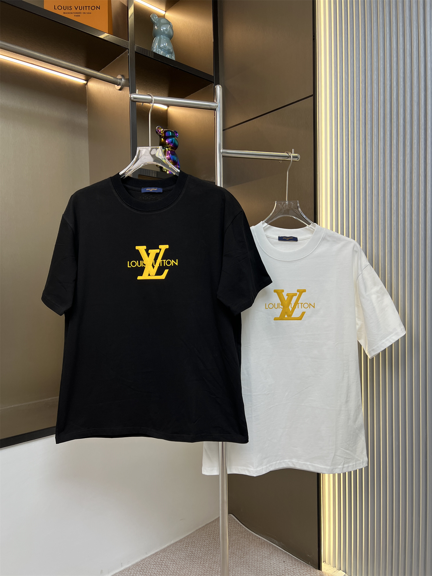 同图不同板，禁发平台版本，随意对比 205💰
LOUIS VUITTON路易威登2025ss新款字母硅胶立体凹凸设计情侣休闲短袖T恤
👑最高版本！定制面料290克100%双纱棉！字母硅胶立体凹凸工艺设计！
辅料：开模原版过鉴定领标➕100%真丝洗水标。正品代购级原版吊牌➕配套吊绳➕3D吊粒➕原版包装袋
工艺：原版一致走线！袖窿对版手法 最高版本！无数次的打版 百分百还原正品品相！
正确版本 男女同款 超级显眼 超级好看 超级大气！
颜色：白色  黑色
尺码：S-XL（图九)