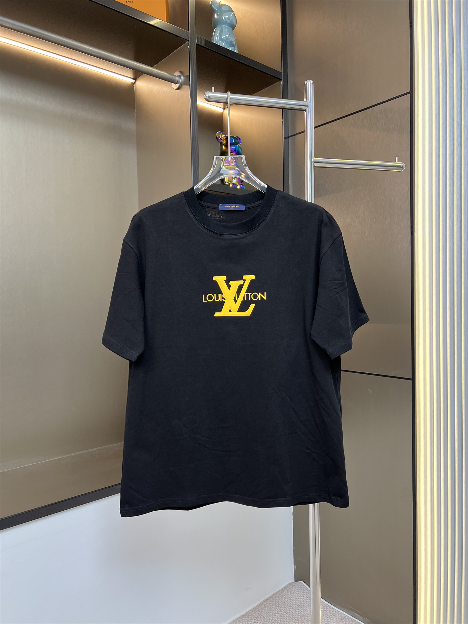 同图不同板，禁发平台版本，随意对比 205💰
LOUIS VUITTON路易威登2025ss新款字母硅胶立体凹凸设计情侣休闲短袖T恤
👑最高版本！定制面料290克100%双纱棉！字母硅胶立体凹凸工艺设计！
辅料：开模原版过鉴定领标➕100%真丝洗水标。正品代购级原版吊牌➕配套吊绳➕3D吊粒➕原版包装袋
工艺：原版一致走线！袖窿对版手法 最高版本！无数次的打版 百分百还原正品品相！
正确版本 男女同款 超级显眼 超级好看 超级大气！
颜色：白色  黑色
尺码：S-XL（图九)