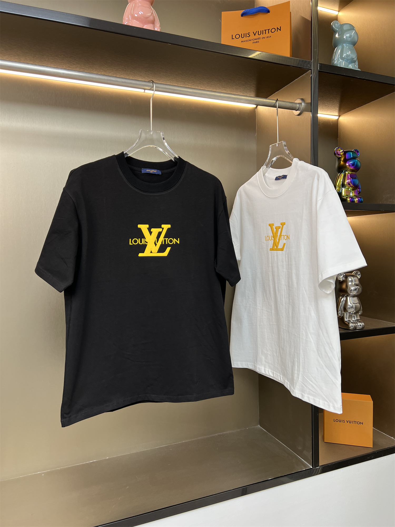 同图不同板，禁发平台版本，随意对比 205💰
LOUIS VUITTON路易威登2025ss新款字母硅胶立体凹凸设计情侣休闲短袖T恤
👑最高版本！定制面料290克100%双纱棉！字母硅胶立体凹凸工艺设计！
辅料：开模原版过鉴定领标➕100%真丝洗水标。正品代购级原版吊牌➕配套吊绳➕3D吊粒➕原版包装袋
工艺：原版一致走线！袖窿对版手法 最高版本！无数次的打版 百分百还原正品品相！
正确版本 男女同款 超级显眼 超级好看 超级大气！
颜色：白色  黑色
尺码：S-XL（图九)