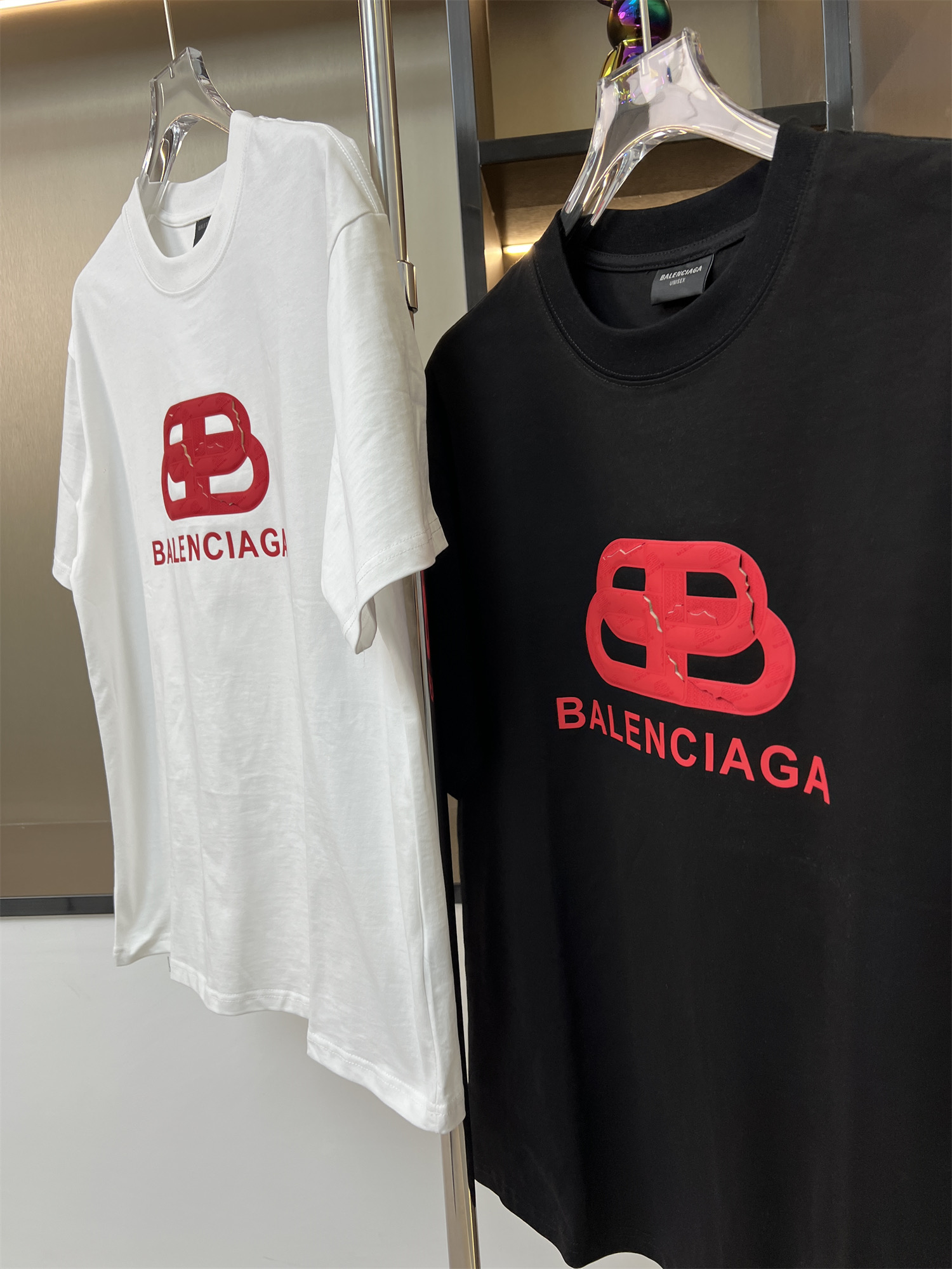 同图不同板，禁发平台版本，随意对比 215💰
BALSENCIAGA巴黎世家2025ss新款字母硅胶爆裂痕立体凹凸情侣休闲短袖T恤
👑最高版本！定制面料290克100%双纱棉！字母硅胶爆裂痕立体凹凸工艺设计！
辅料：开模原版过鉴定领标➕100%真丝洗水标。正品代购级原版吊牌➕配套吊绳➕3D吊粒➕原版包装袋
工艺：原版一致走线！袖窿对版手法 最高版本！无数次的打版 百分百还原正品品相！
正确版本 男女同款 超级显眼 超级好看 超级大气！
颜色：白色  黑色
尺码：S-XL（图九)