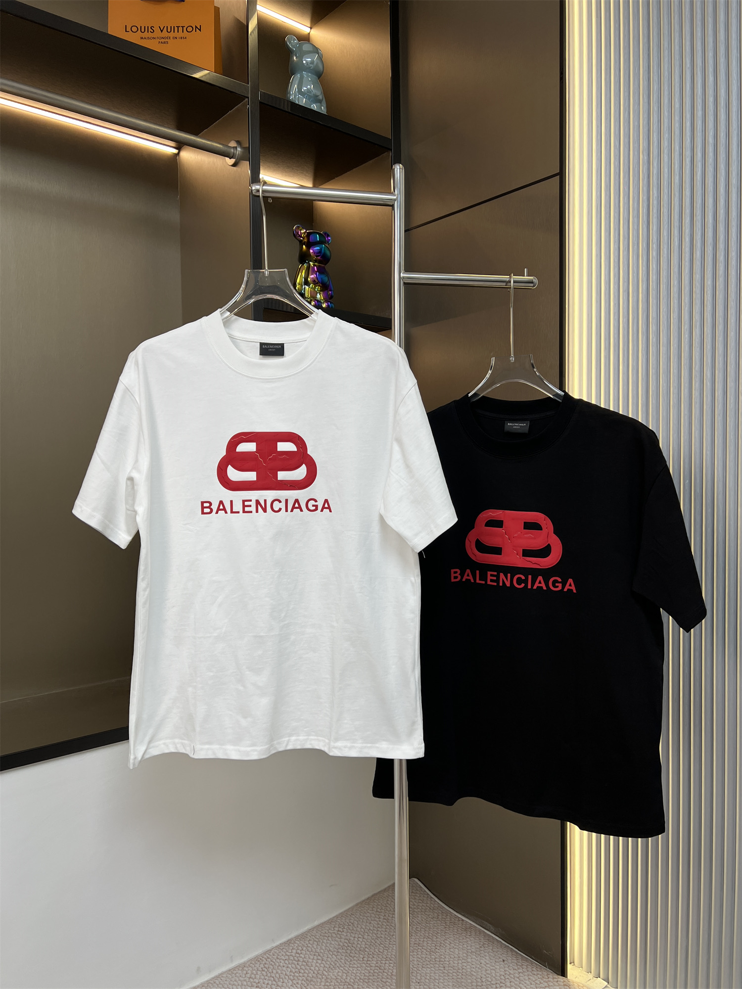 同图不同板，禁发平台版本，随意对比 215💰
BALSENCIAGA巴黎世家2025ss新款字母硅胶爆裂痕立体凹凸情侣休闲短袖T恤
👑最高版本！定制面料290克100%双纱棉！字母硅胶爆裂痕立体凹凸工艺设计！
辅料：开模原版过鉴定领标➕100%真丝洗水标。正品代购级原版吊牌➕配套吊绳➕3D吊粒➕原版包装袋
工艺：原版一致走线！袖窿对版手法 最高版本！无数次的打版 百分百还原正品品相！
正确版本 男女同款 超级显眼 超级好看 超级大气！
颜色：白色  黑色
尺码：S-XL（图九)