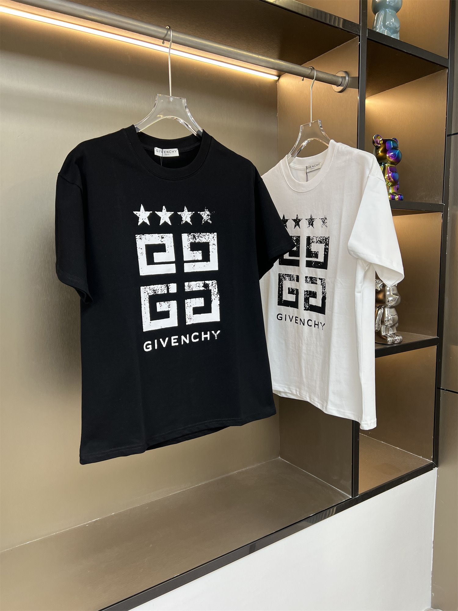 同图不同板，禁发平台版本，随意对比 200💰
GIVENCHY纪梵希2025ss新款五角星印花情侣休闲短袖T恤
👑最高版本！定制面料290克100%双纱棉！进口胶浆印花！
辅料：开模原版过鉴定领标➕100%真丝洗水标。正品代购级原版吊牌➕配套吊绳➕3D吊粒➕原版包装袋
工艺：原版一致走线！袖窿对版手法 最高版本！无数次的打版 百分百还原正品品相！
正确版本 男女同款 超级显眼 超级好看 超级大气！
颜色：白色  黑色
尺码：S-XL（图九)