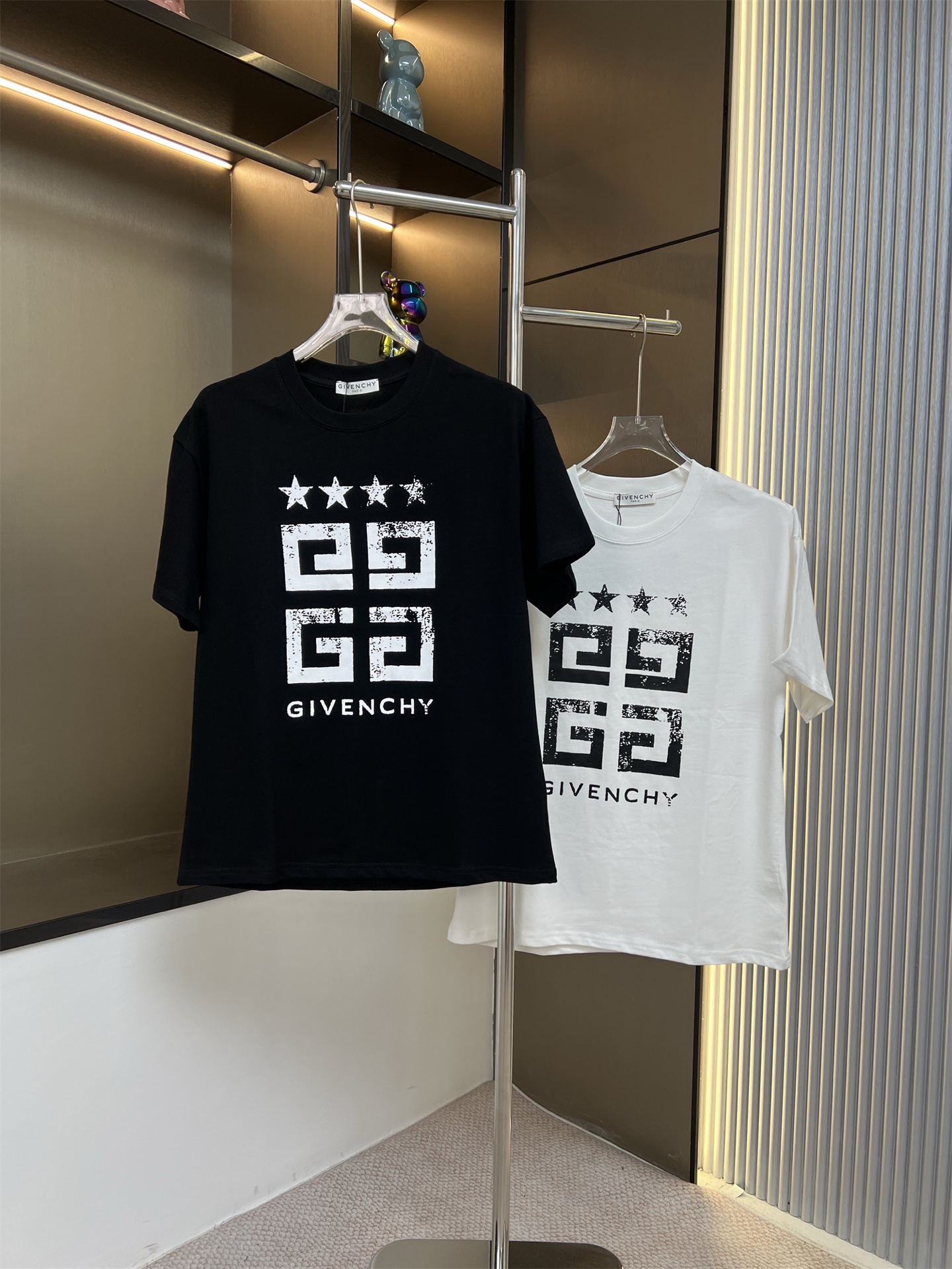 同图不同板，禁发平台版本，随意对比 200💰
GIVENCHY纪梵希2025ss新款五角星印花情侣休闲短袖T恤
👑最高版本！定制面料290克100%双纱棉！进口胶浆印花！
辅料：开模原版过鉴定领标➕100%真丝洗水标。正品代购级原版吊牌➕配套吊绳➕3D吊粒➕原版包装袋
工艺：原版一致走线！袖窿对版手法 最高版本！无数次的打版 百分百还原正品品相！
正确版本 男女同款 超级显眼 超级好看 超级大气！
颜色：白色  黑色
尺码：S-XL（图九)
