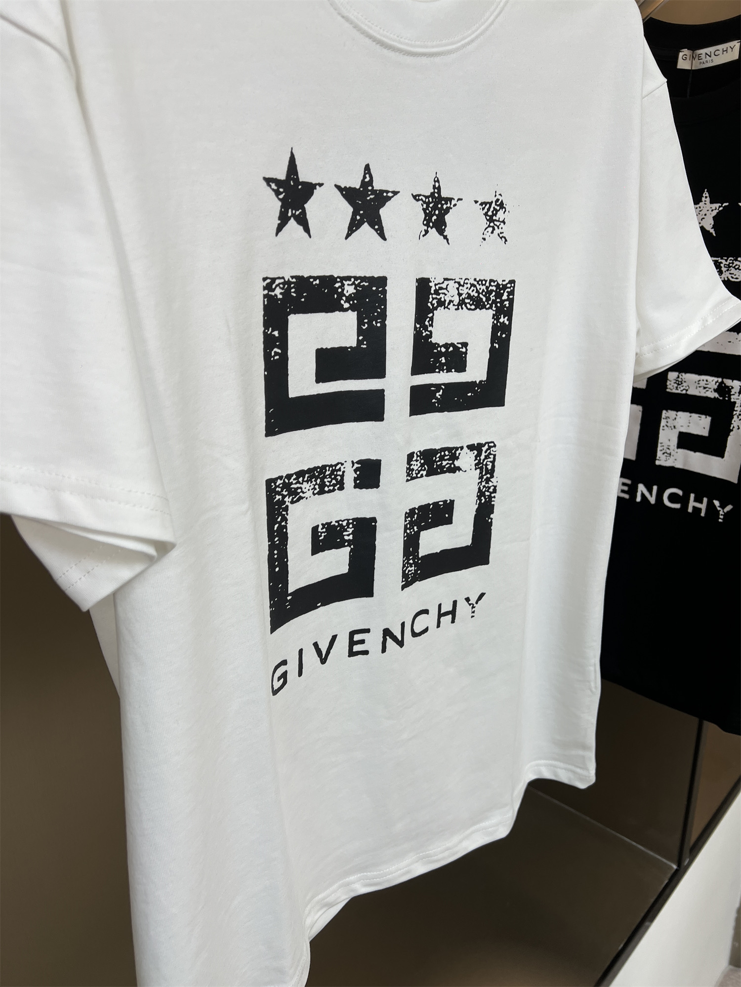 同图不同板，禁发平台版本，随意对比 200💰
GIVENCHY纪梵希2025ss新款五角星印花情侣休闲短袖T恤
👑最高版本！定制面料290克100%双纱棉！进口胶浆印花！
辅料：开模原版过鉴定领标➕100%真丝洗水标。正品代购级原版吊牌➕配套吊绳➕3D吊粒➕原版包装袋
工艺：原版一致走线！袖窿对版手法 最高版本！无数次的打版 百分百还原正品品相！
正确版本 男女同款 超级显眼 超级好看 超级大气！
颜色：白色  黑色
尺码：S-XL（图九)