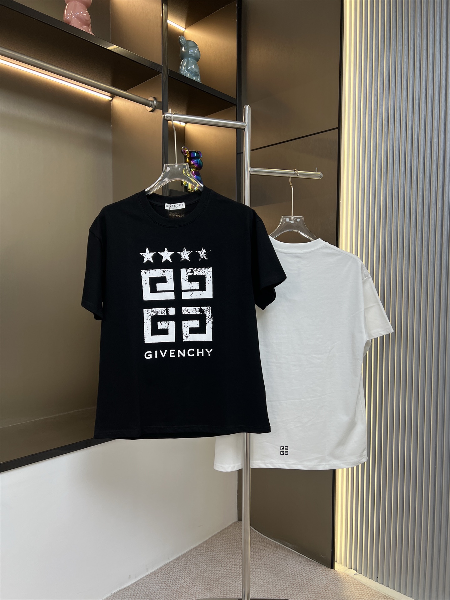 同图不同板，禁发平台版本，随意对比 200💰
GIVENCHY纪梵希2025ss新款五角星印花情侣休闲短袖T恤
👑最高版本！定制面料290克100%双纱棉！进口胶浆印花！
辅料：开模原版过鉴定领标➕100%真丝洗水标。正品代购级原版吊牌➕配套吊绳➕3D吊粒➕原版包装袋
工艺：原版一致走线！袖窿对版手法 最高版本！无数次的打版 百分百还原正品品相！
正确版本 男女同款 超级显眼 超级好看 超级大气！
颜色：白色  黑色
尺码：S-XL（图九)