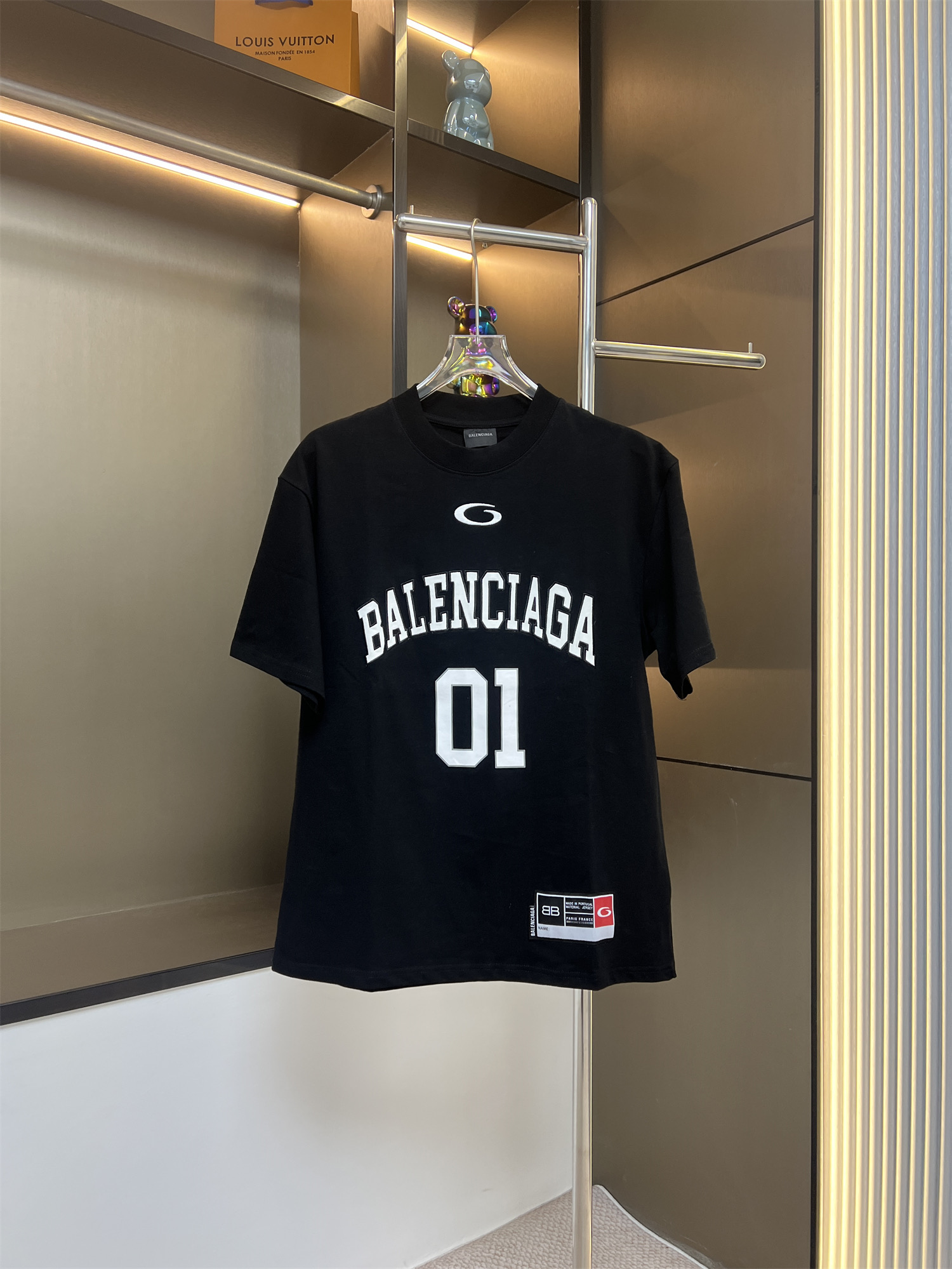 125💰
BALSENCIAGA巴黎世家2025ss新款美式字母斜纹布料贴布绣花情侣休闲短袖T恤
👑最高版本！定制面料290克100%双纱棉！美式字母斜纹布料贴布绣花！
辅料：开模原版过鉴定领标➕100%真丝洗水标。正品代购级原版吊牌➕配套吊绳➕3D吊粒➕原版包装袋
工艺：原版一致走线！袖窿对版手法 最高版本！无数次的打版 百分百还原正品品相！
正确版本 男女同款 超级显眼 超级好看 超级大气！
颜色：白色  黑色
尺码：S-XL（图九)