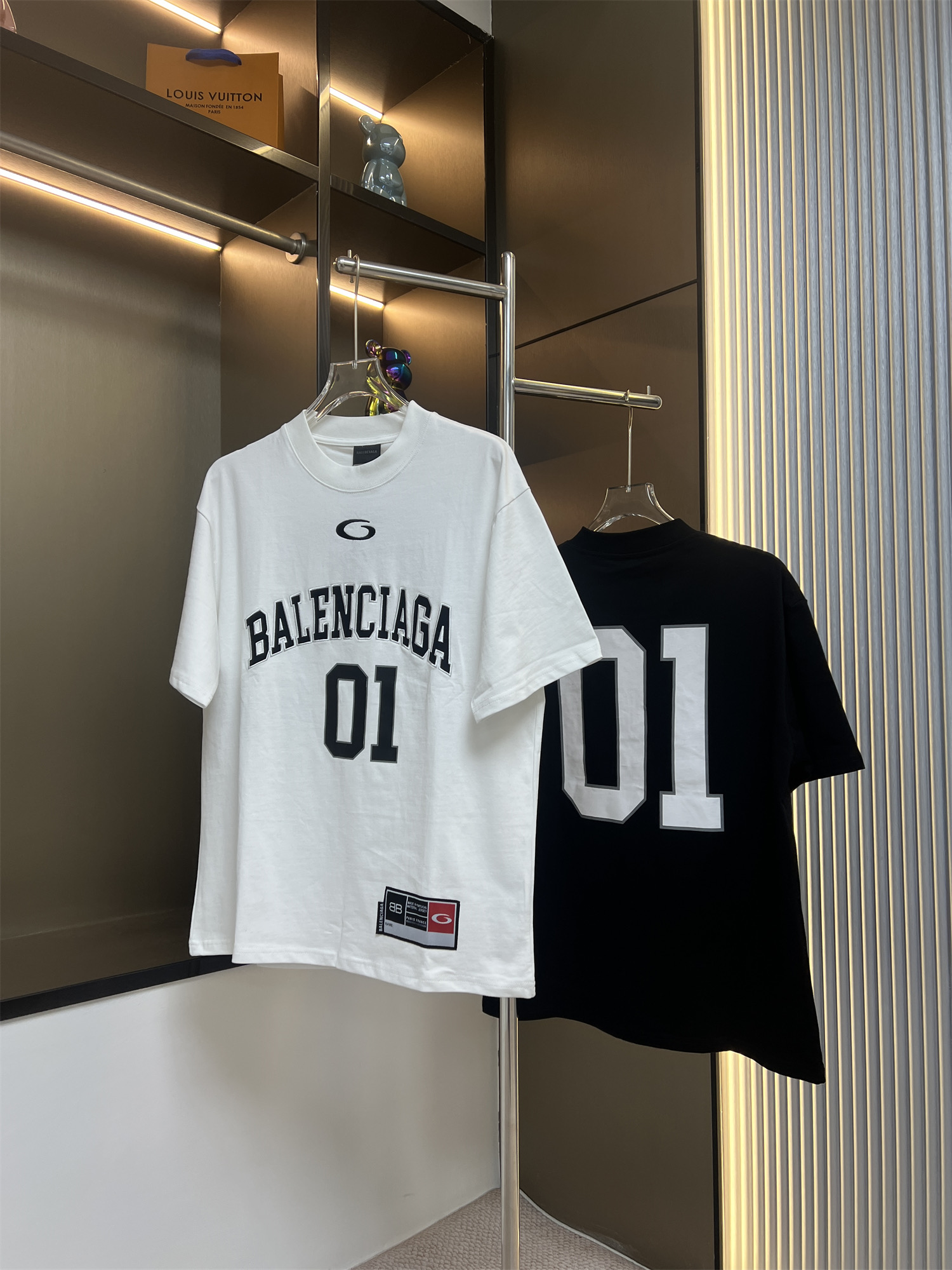 125💰
BALSENCIAGA巴黎世家2025ss新款美式字母斜纹布料贴布绣花情侣休闲短袖T恤
👑最高版本！定制面料290克100%双纱棉！美式字母斜纹布料贴布绣花！
辅料：开模原版过鉴定领标➕100%真丝洗水标。正品代购级原版吊牌➕配套吊绳➕3D吊粒➕原版包装袋
工艺：原版一致走线！袖窿对版手法 最高版本！无数次的打版 百分百还原正品品相！
正确版本 男女同款 超级显眼 超级好看 超级大气！
颜色：白色  黑色
尺码：S-XL（图九)