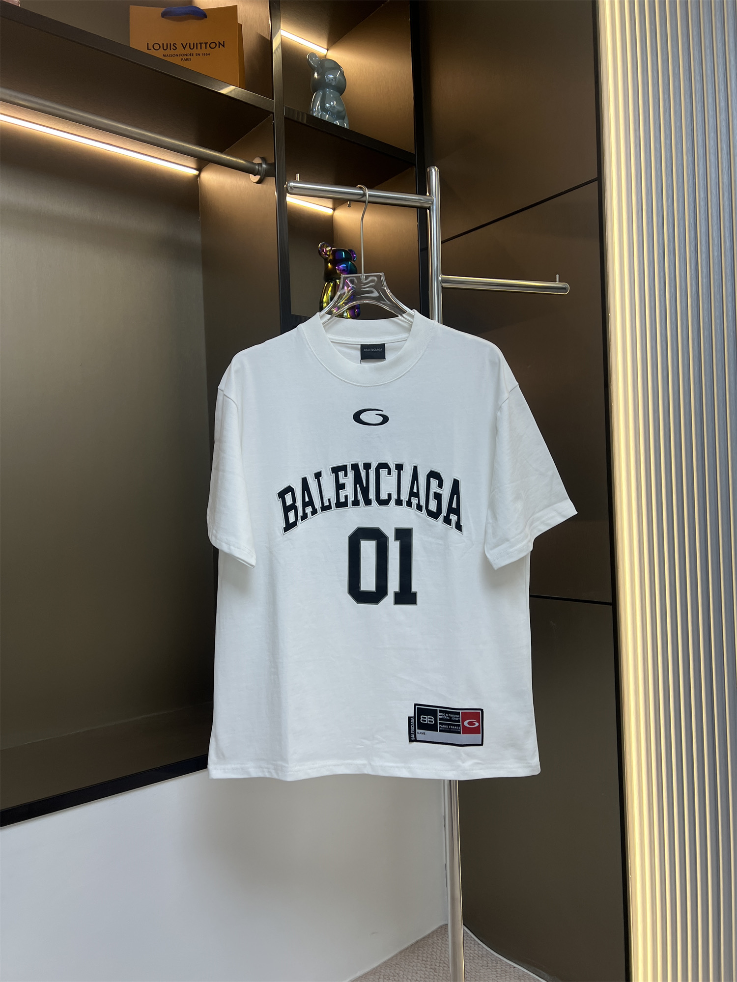 125💰
BALSENCIAGA巴黎世家2025ss新款美式字母斜纹布料贴布绣花情侣休闲短袖T恤
👑最高版本！定制面料290克100%双纱棉！美式字母斜纹布料贴布绣花！
辅料：开模原版过鉴定领标➕100%真丝洗水标。正品代购级原版吊牌➕配套吊绳➕3D吊粒➕原版包装袋
工艺：原版一致走线！袖窿对版手法 最高版本！无数次的打版 百分百还原正品品相！
正确版本 男女同款 超级显眼 超级好看 超级大气！
颜色：白色  黑色
尺码：S-XL（图九)