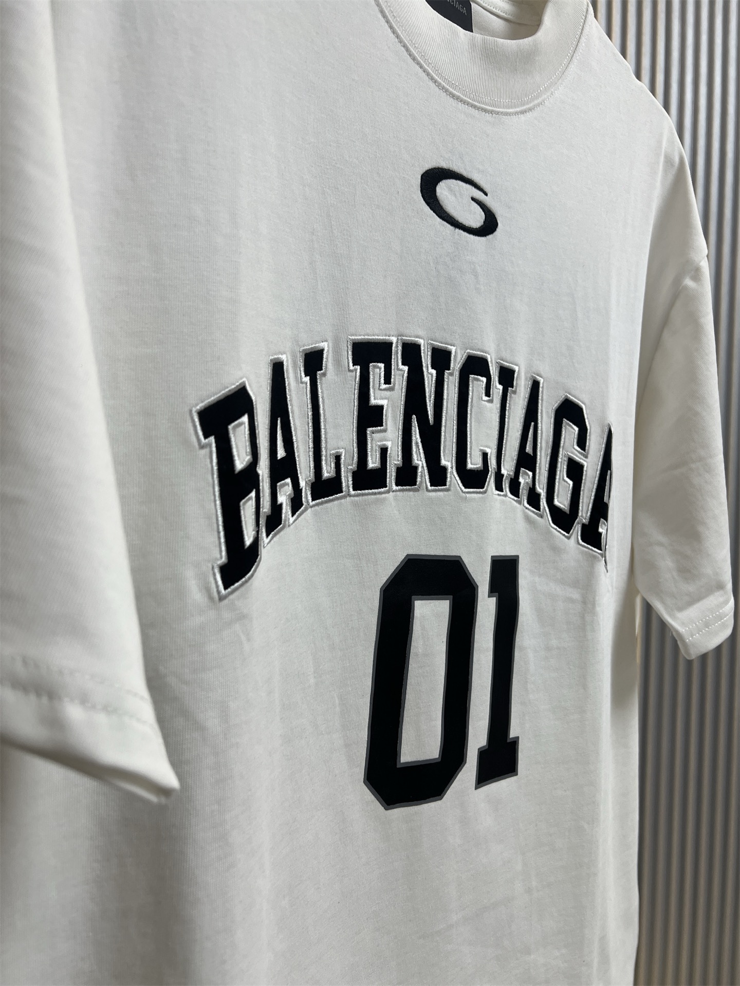 125💰
BALSENCIAGA巴黎世家2025ss新款美式字母斜纹布料贴布绣花情侣休闲短袖T恤
👑最高版本！定制面料290克100%双纱棉！美式字母斜纹布料贴布绣花！
辅料：开模原版过鉴定领标➕100%真丝洗水标。正品代购级原版吊牌➕配套吊绳➕3D吊粒➕原版包装袋
工艺：原版一致走线！袖窿对版手法 最高版本！无数次的打版 百分百还原正品品相！
正确版本 男女同款 超级显眼 超级好看 超级大气！
颜色：白色  黑色
尺码：S-XL（图九)