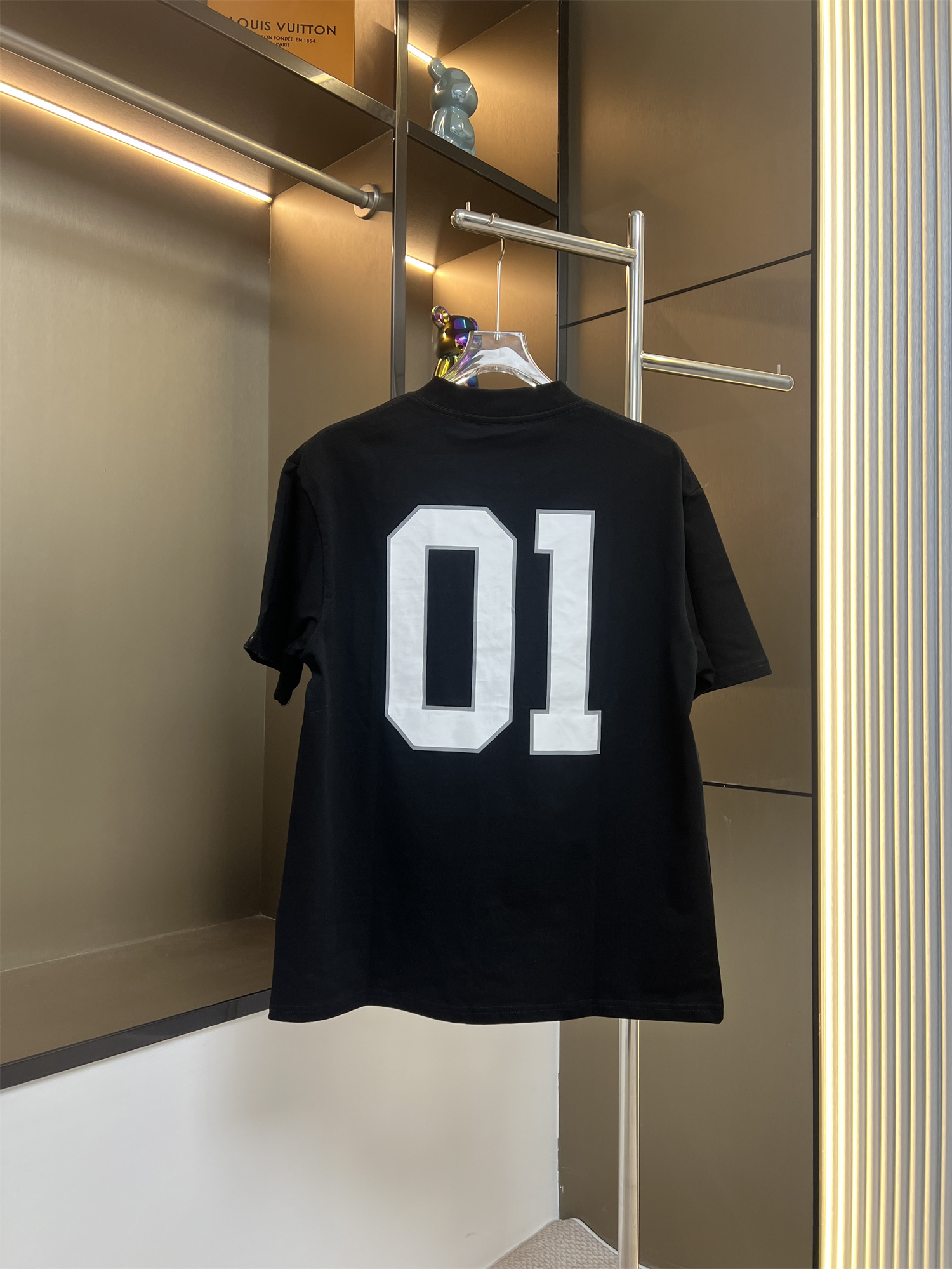 125💰
BALSENCIAGA巴黎世家2025ss新款美式字母斜纹布料贴布绣花情侣休闲短袖T恤
👑最高版本！定制面料290克100%双纱棉！美式字母斜纹布料贴布绣花！
辅料：开模原版过鉴定领标➕100%真丝洗水标。正品代购级原版吊牌➕配套吊绳➕3D吊粒➕原版包装袋
工艺：原版一致走线！袖窿对版手法 最高版本！无数次的打版 百分百还原正品品相！
正确版本 男女同款 超级显眼 超级好看 超级大气！
颜色：白色  黑色
尺码：S-XL（图九)