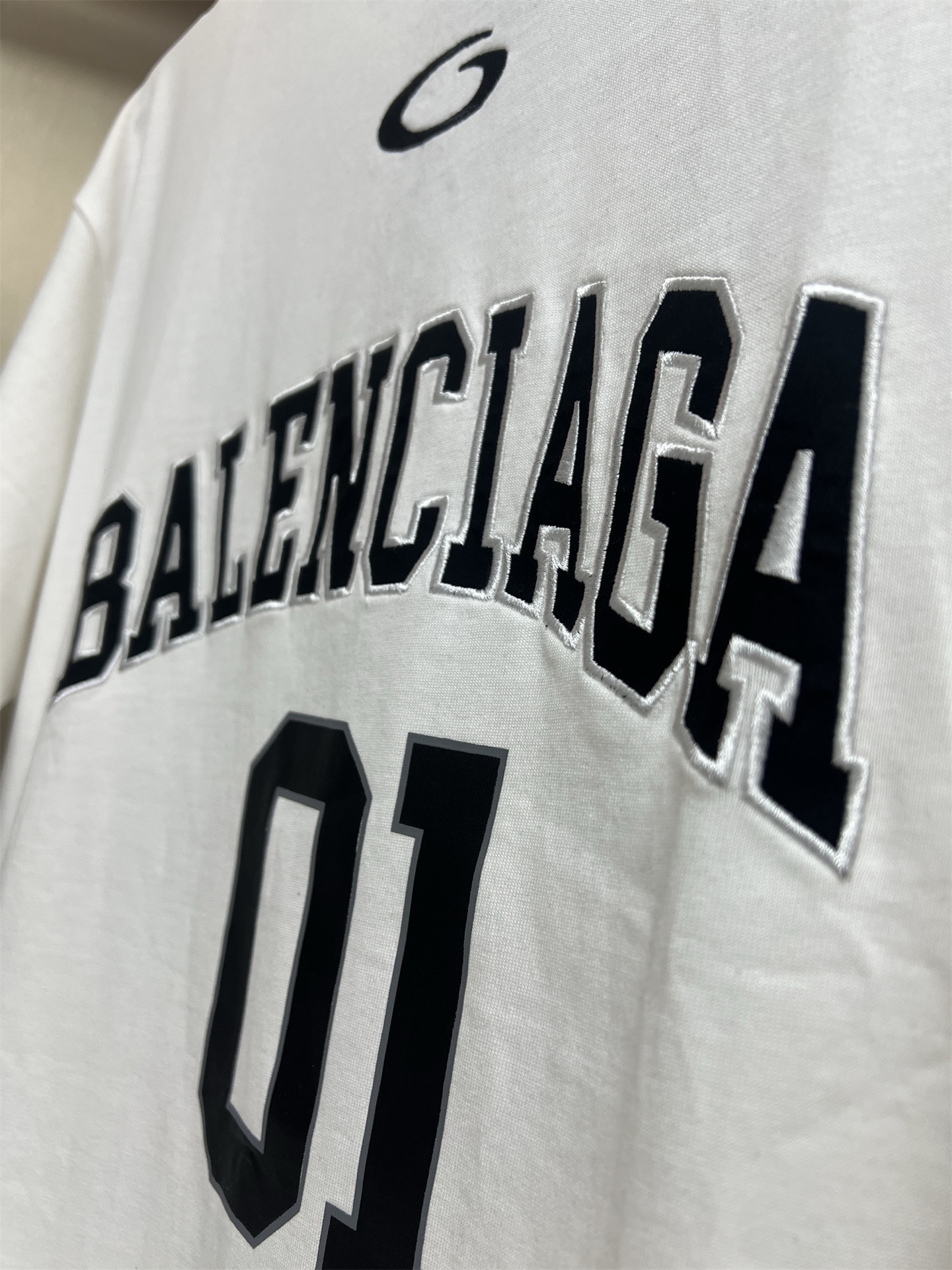 125💰
BALSENCIAGA巴黎世家2025ss新款美式字母斜纹布料贴布绣花情侣休闲短袖T恤
👑最高版本！定制面料290克100%双纱棉！美式字母斜纹布料贴布绣花！
辅料：开模原版过鉴定领标➕100%真丝洗水标。正品代购级原版吊牌➕配套吊绳➕3D吊粒➕原版包装袋
工艺：原版一致走线！袖窿对版手法 最高版本！无数次的打版 百分百还原正品品相！
正确版本 男女同款 超级显眼 超级好看 超级大气！
颜色：白色  黑色
尺码：S-XL（图九)