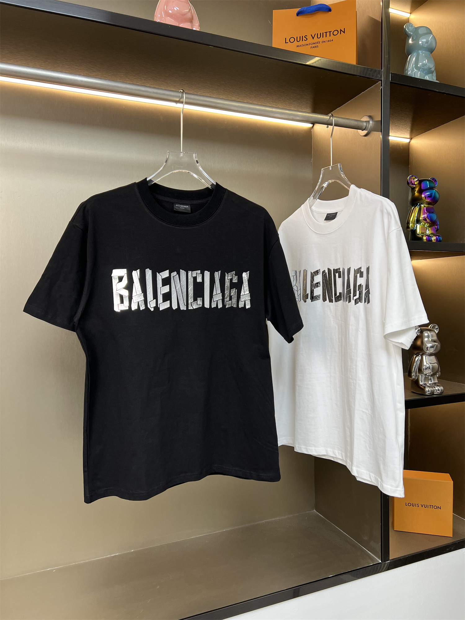 120💰
BALSENCIAGA巴黎世家2025ss新款高版爆裂金属材质字母硅胶立体工艺情侣休闲短袖T恤
👑最高版本！定制面料290克100%双纱棉！字母硅胶爆裂痕立体工艺设计！
辅料：开模原版过鉴定领标➕100%真丝洗水标。正品代购级原版吊牌➕配套吊绳➕3D吊粒➕原版包装袋
工艺：原版一致走线！袖窿对版手法 最高版本！无数次的打版 百分百还原正品品相！
正确版本 男女同款 超级显眼 超级好看 超级大气！
颜色：白色  黑色
尺码：S-XL（图九)