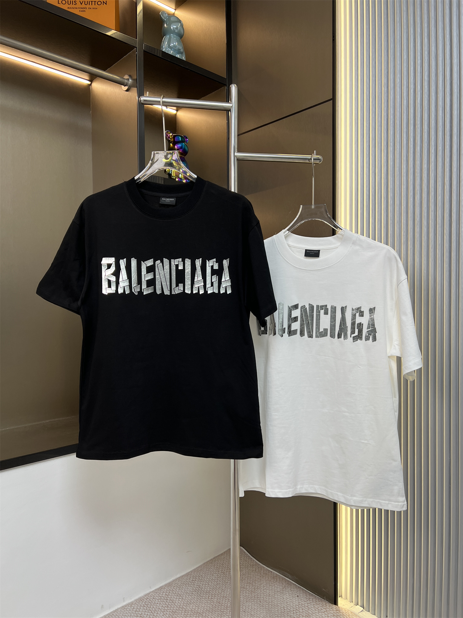 120💰
BALSENCIAGA巴黎世家2025ss新款高版爆裂金属材质字母硅胶立体工艺情侣休闲短袖T恤
👑最高版本！定制面料290克100%双纱棉！字母硅胶爆裂痕立体工艺设计！
辅料：开模原版过鉴定领标➕100%真丝洗水标。正品代购级原版吊牌➕配套吊绳➕3D吊粒➕原版包装袋
工艺：原版一致走线！袖窿对版手法 最高版本！无数次的打版 百分百还原正品品相！
正确版本 男女同款 超级显眼 超级好看 超级大气！
颜色：白色  黑色
尺码：S-XL（图九)