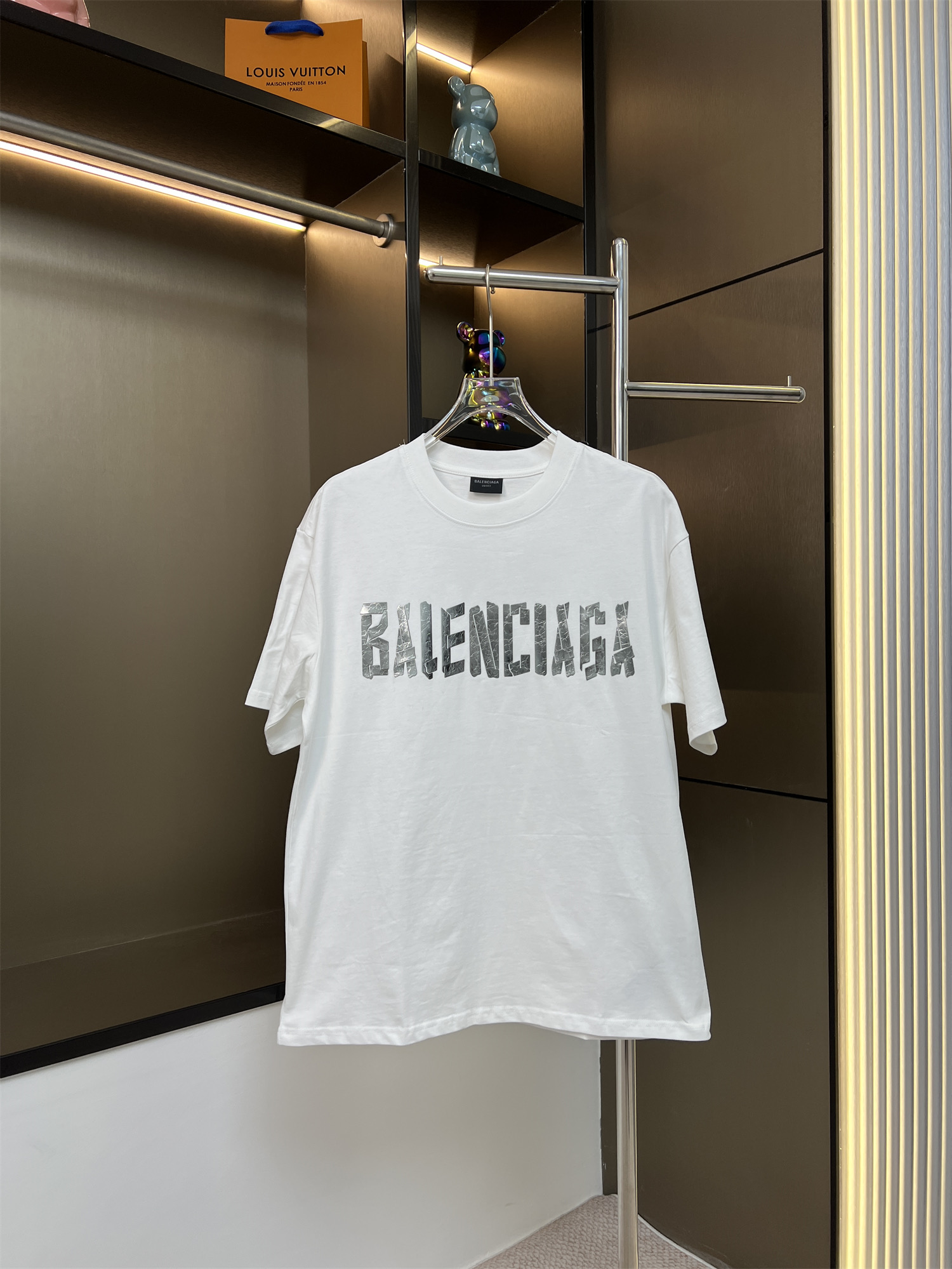 120💰
BALSENCIAGA巴黎世家2025ss新款高版爆裂金属材质字母硅胶立体工艺情侣休闲短袖T恤
👑最高版本！定制面料290克100%双纱棉！字母硅胶爆裂痕立体工艺设计！
辅料：开模原版过鉴定领标➕100%真丝洗水标。正品代购级原版吊牌➕配套吊绳➕3D吊粒➕原版包装袋
工艺：原版一致走线！袖窿对版手法 最高版本！无数次的打版 百分百还原正品品相！
正确版本 男女同款 超级显眼 超级好看 超级大气！
颜色：白色  黑色
尺码：S-XL（图九)