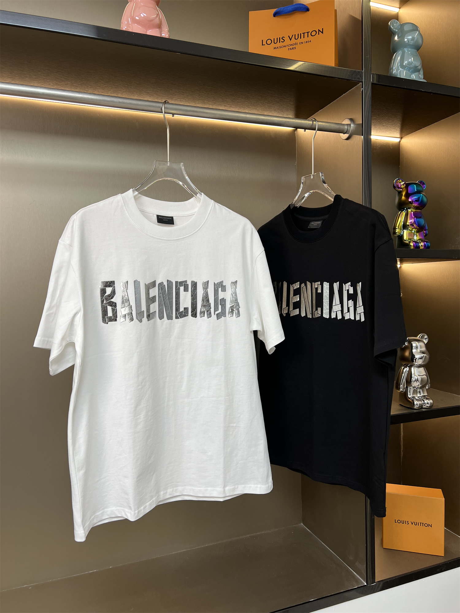 120💰
BALSENCIAGA巴黎世家2025ss新款高版爆裂金属材质字母硅胶立体工艺情侣休闲短袖T恤
👑最高版本！定制面料290克100%双纱棉！字母硅胶爆裂痕立体工艺设计！
辅料：开模原版过鉴定领标➕100%真丝洗水标。正品代购级原版吊牌➕配套吊绳➕3D吊粒➕原版包装袋
工艺：原版一致走线！袖窿对版手法 最高版本！无数次的打版 百分百还原正品品相！
正确版本 男女同款 超级显眼 超级好看 超级大气！
颜色：白色  黑色
尺码：S-XL（图九)