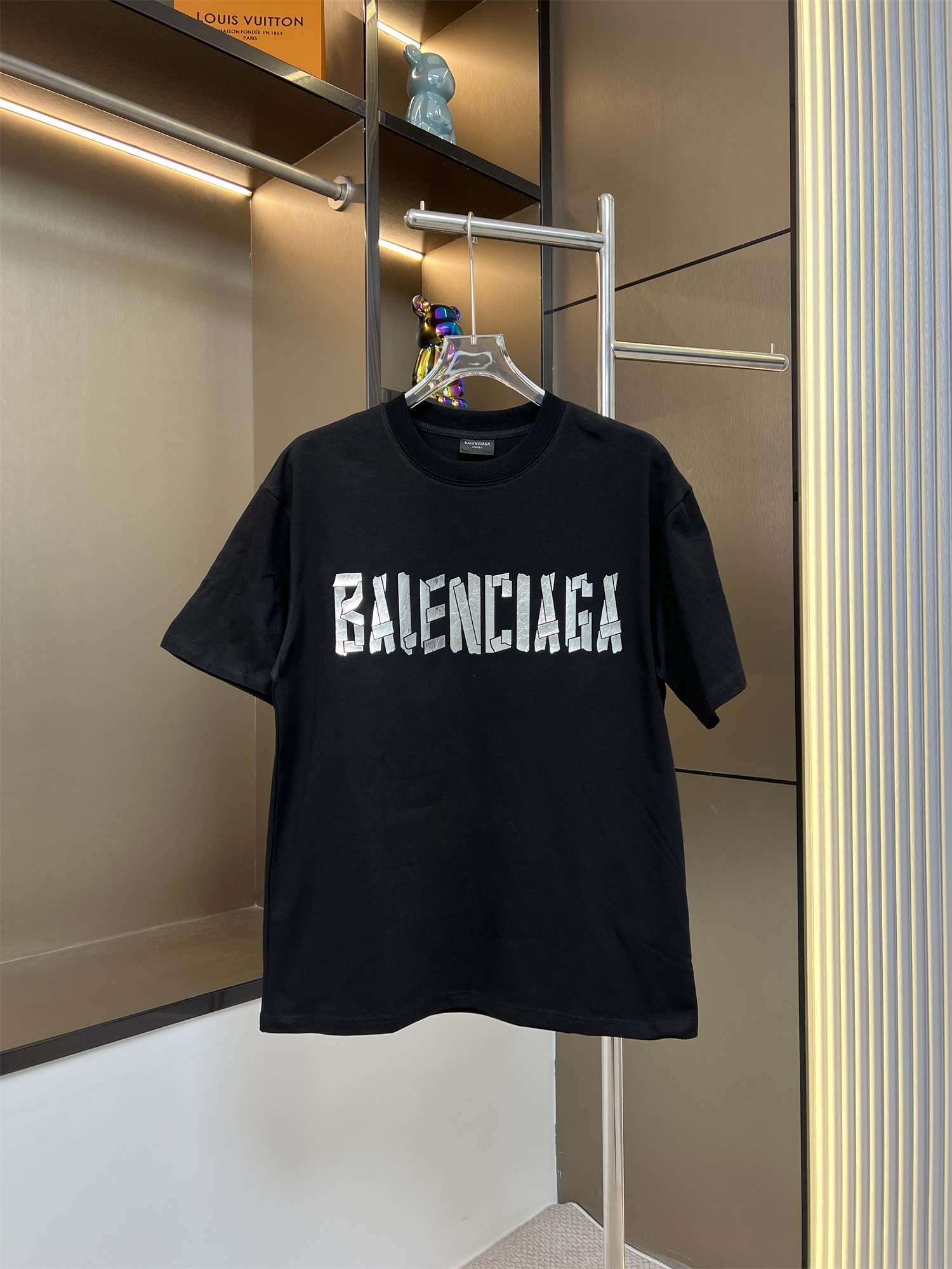 120💰
BALSENCIAGA巴黎世家2025ss新款高版爆裂金属材质字母硅胶立体工艺情侣休闲短袖T恤
👑最高版本！定制面料290克100%双纱棉！字母硅胶爆裂痕立体工艺设计！
辅料：开模原版过鉴定领标➕100%真丝洗水标。正品代购级原版吊牌➕配套吊绳➕3D吊粒➕原版包装袋
工艺：原版一致走线！袖窿对版手法 最高版本！无数次的打版 百分百还原正品品相！
正确版本 男女同款 超级显眼 超级好看 超级大气！
颜色：白色  黑色
尺码：S-XL（图九)