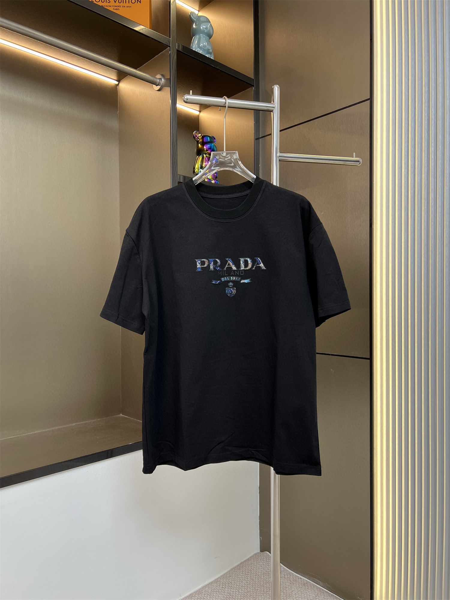 120💰
PRADA普拉达2025ss新款字母硅胶批彩色绣花布工艺设计情侣休闲短袖T恤
👑最高版本！面料290克100%双纱棉！字母硅胶批彩色绣花布工艺设计！
辅料：开模原版过鉴定领标➕100%真丝洗水标。正品代购级原版吊牌➕配套吊绳➕3D吊粒➕原版包装袋
工艺：原版一致走线！袖窿对版手法 最高版本！无数次的打版 百分百还原正品品相！
正确版本 男女同款 超级显眼 超级好看 超级大气！
颜色：黑色  白色
尺码：S-XL（图九）
