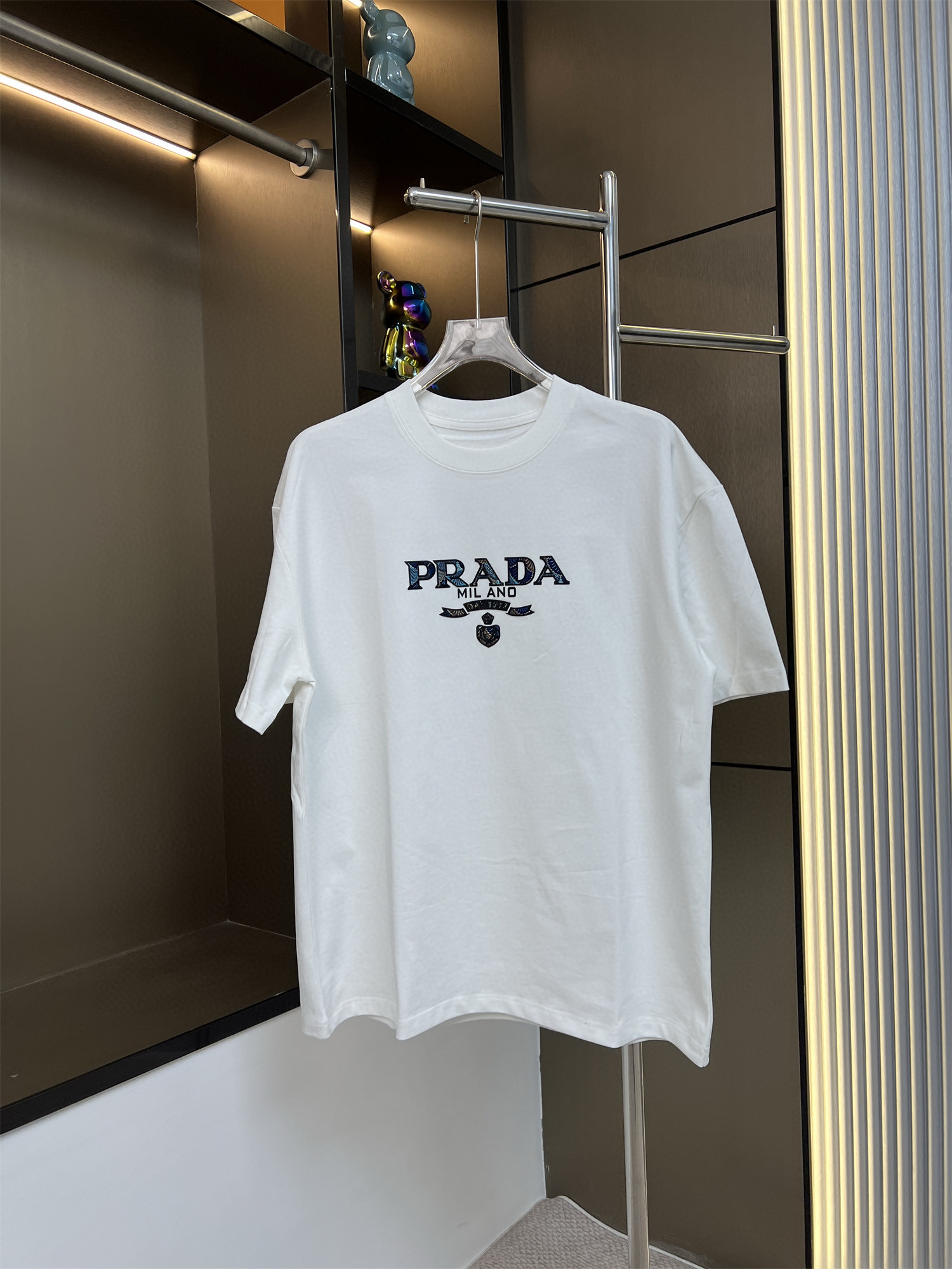 120💰
PRADA普拉达2025ss新款字母硅胶批彩色绣花布工艺设计情侣休闲短袖T恤
👑最高版本！面料290克100%双纱棉！字母硅胶批彩色绣花布工艺设计！
辅料：开模原版过鉴定领标➕100%真丝洗水标。正品代购级原版吊牌➕配套吊绳➕3D吊粒➕原版包装袋
工艺：原版一致走线！袖窿对版手法 最高版本！无数次的打版 百分百还原正品品相！
正确版本 男女同款 超级显眼 超级好看 超级大气！
颜色：黑色  白色
尺码：S-XL（图九）