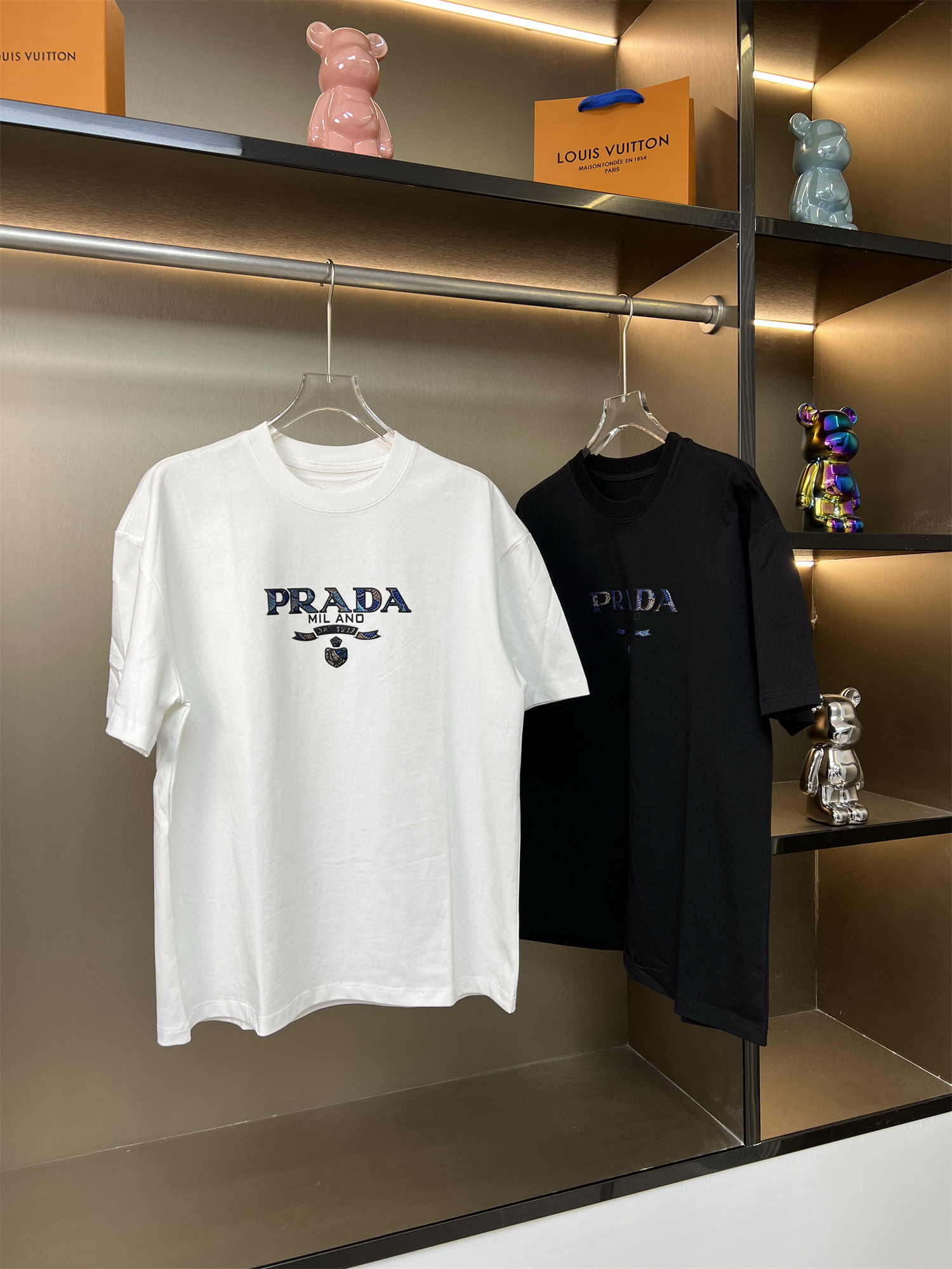 120💰
PRADA普拉达2025ss新款字母硅胶批彩色绣花布工艺设计情侣休闲短袖T恤
👑最高版本！面料290克100%双纱棉！字母硅胶批彩色绣花布工艺设计！
辅料：开模原版过鉴定领标➕100%真丝洗水标。正品代购级原版吊牌➕配套吊绳➕3D吊粒➕原版包装袋
工艺：原版一致走线！袖窿对版手法 最高版本！无数次的打版 百分百还原正品品相！
正确版本 男女同款 超级显眼 超级好看 超级大气！
颜色：黑色  白色
尺码：S-XL（图九）