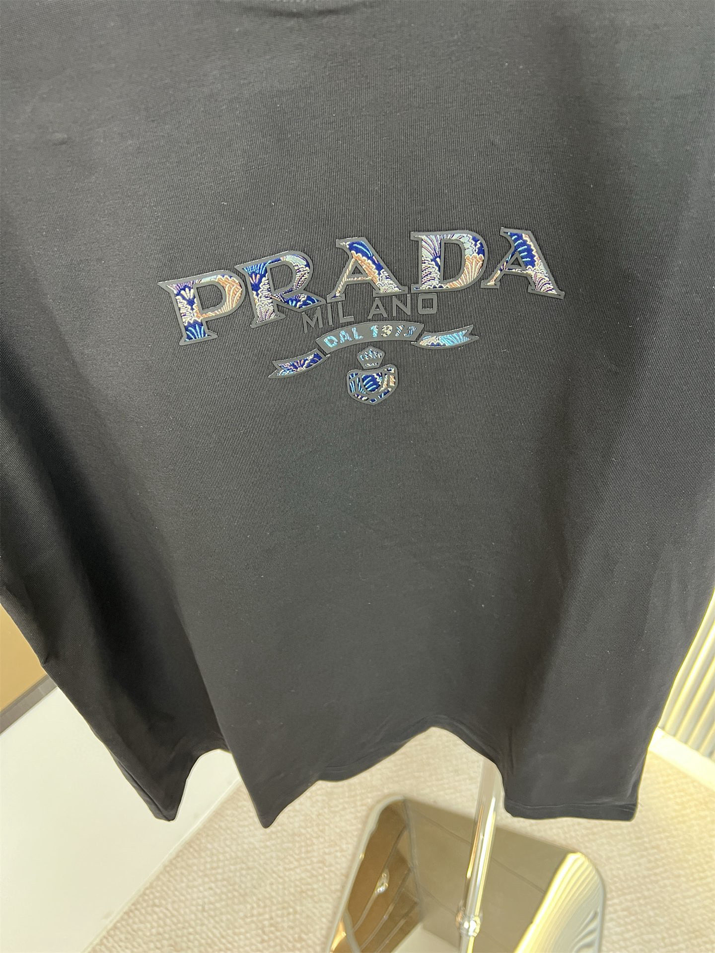 120💰
PRADA普拉达2025ss新款字母硅胶批彩色绣花布工艺设计情侣休闲短袖T恤
👑最高版本！面料290克100%双纱棉！字母硅胶批彩色绣花布工艺设计！
辅料：开模原版过鉴定领标➕100%真丝洗水标。正品代购级原版吊牌➕配套吊绳➕3D吊粒➕原版包装袋
工艺：原版一致走线！袖窿对版手法 最高版本！无数次的打版 百分百还原正品品相！
正确版本 男女同款 超级显眼 超级好看 超级大气！
颜色：黑色  白色
尺码：S-XL（图九）