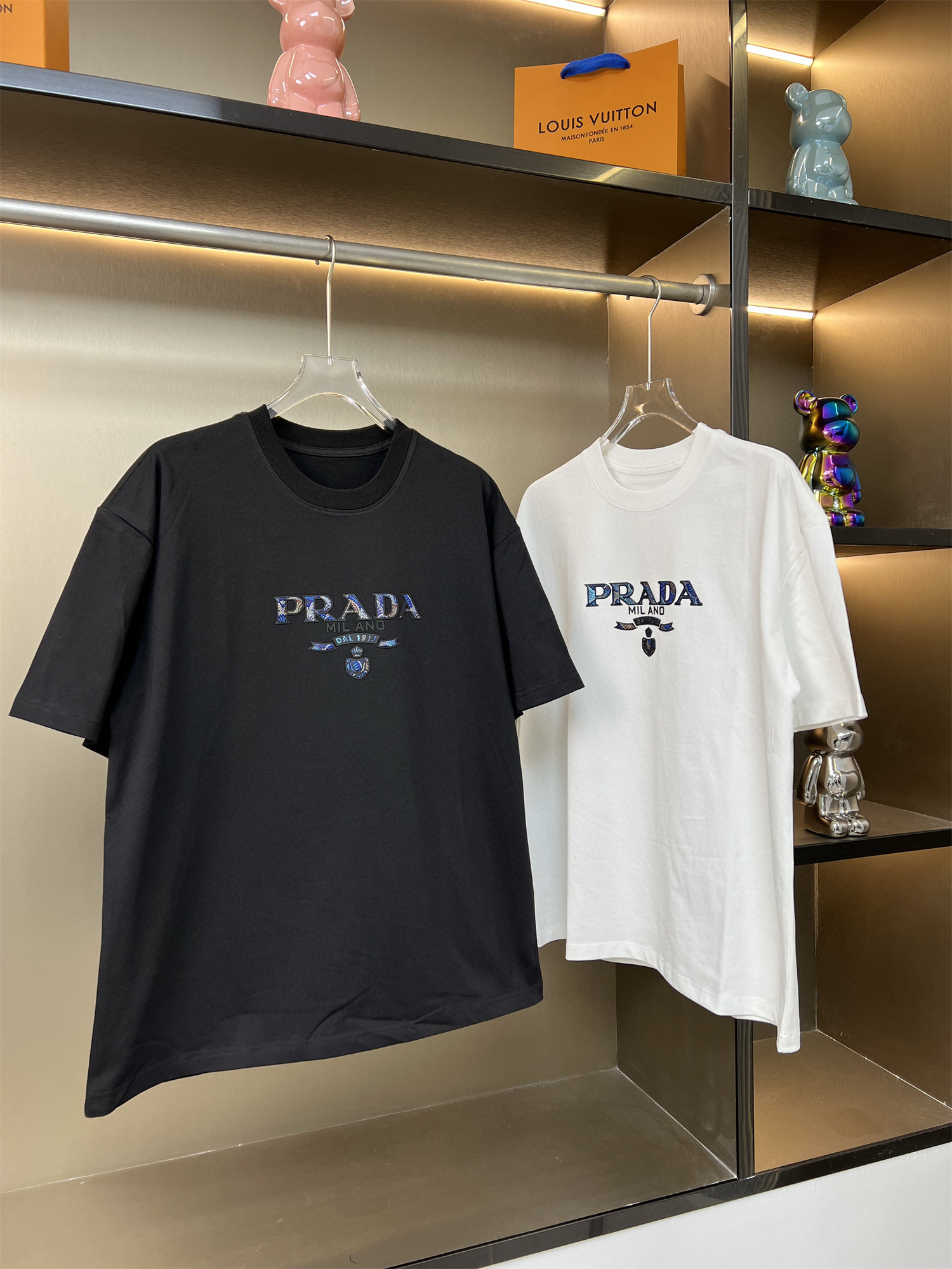120💰
PRADA普拉达2025ss新款字母硅胶批彩色绣花布工艺设计情侣休闲短袖T恤
👑最高版本！面料290克100%双纱棉！字母硅胶批彩色绣花布工艺设计！
辅料：开模原版过鉴定领标➕100%真丝洗水标。正品代购级原版吊牌➕配套吊绳➕3D吊粒➕原版包装袋
工艺：原版一致走线！袖窿对版手法 最高版本！无数次的打版 百分百还原正品品相！
正确版本 男女同款 超级显眼 超级好看 超级大气！
颜色：黑色  白色
尺码：S-XL（图九）