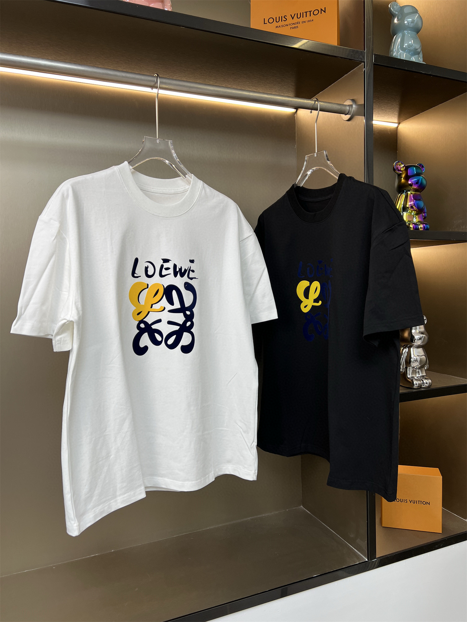 120💰
LOEWE罗意威2025ss新款植绒拼色印花情侣休闲短袖T恤
👑最高版本！定制面料290克双纱！植绒拼色印花工艺设计！
辅料：开模原版过鉴定领标➕100%真丝洗水标。正品代购级原版吊牌➕配套吊绳➕3D吊粒➕原版包装袋
工艺：原版一致走线！袖窿对版手法 最高版本！无数次的打版 百分百还原正品品相！
正确版本 男女同款 超级显眼 超级好看 超级大气！
颜色：黑色 白色
尺码：S-XL（图九）