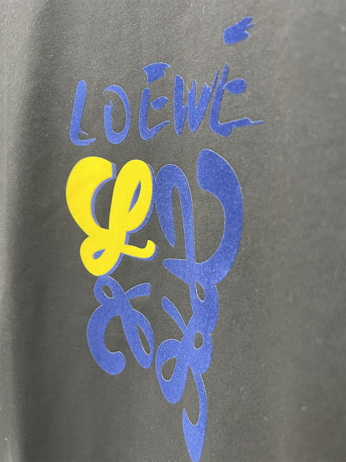 120💰
LOEWE罗意威2025ss新款植绒拼色印花情侣休闲短袖T恤
👑最高版本！定制面料290克双纱！植绒拼色印花工艺设计！
辅料：开模原版过鉴定领标➕100%真丝洗水标。正品代购级原版吊牌➕配套吊绳➕3D吊粒➕原版包装袋
工艺：原版一致走线！袖窿对版手法 最高版本！无数次的打版 百分百还原正品品相！
正确版本 男女同款 超级显眼 超级好看 超级大气！
颜色：黑色 白色
尺码：S-XL（图九）