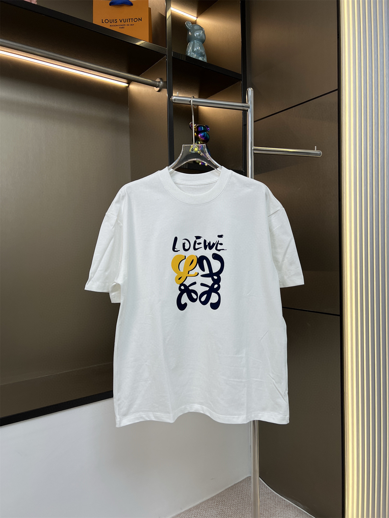 120💰
LOEWE罗意威2025ss新款植绒拼色印花情侣休闲短袖T恤
👑最高版本！定制面料290克双纱！植绒拼色印花工艺设计！
辅料：开模原版过鉴定领标➕100%真丝洗水标。正品代购级原版吊牌➕配套吊绳➕3D吊粒➕原版包装袋
工艺：原版一致走线！袖窿对版手法 最高版本！无数次的打版 百分百还原正品品相！
正确版本 男女同款 超级显眼 超级好看 超级大气！
颜色：黑色 白色
尺码：S-XL（图九）