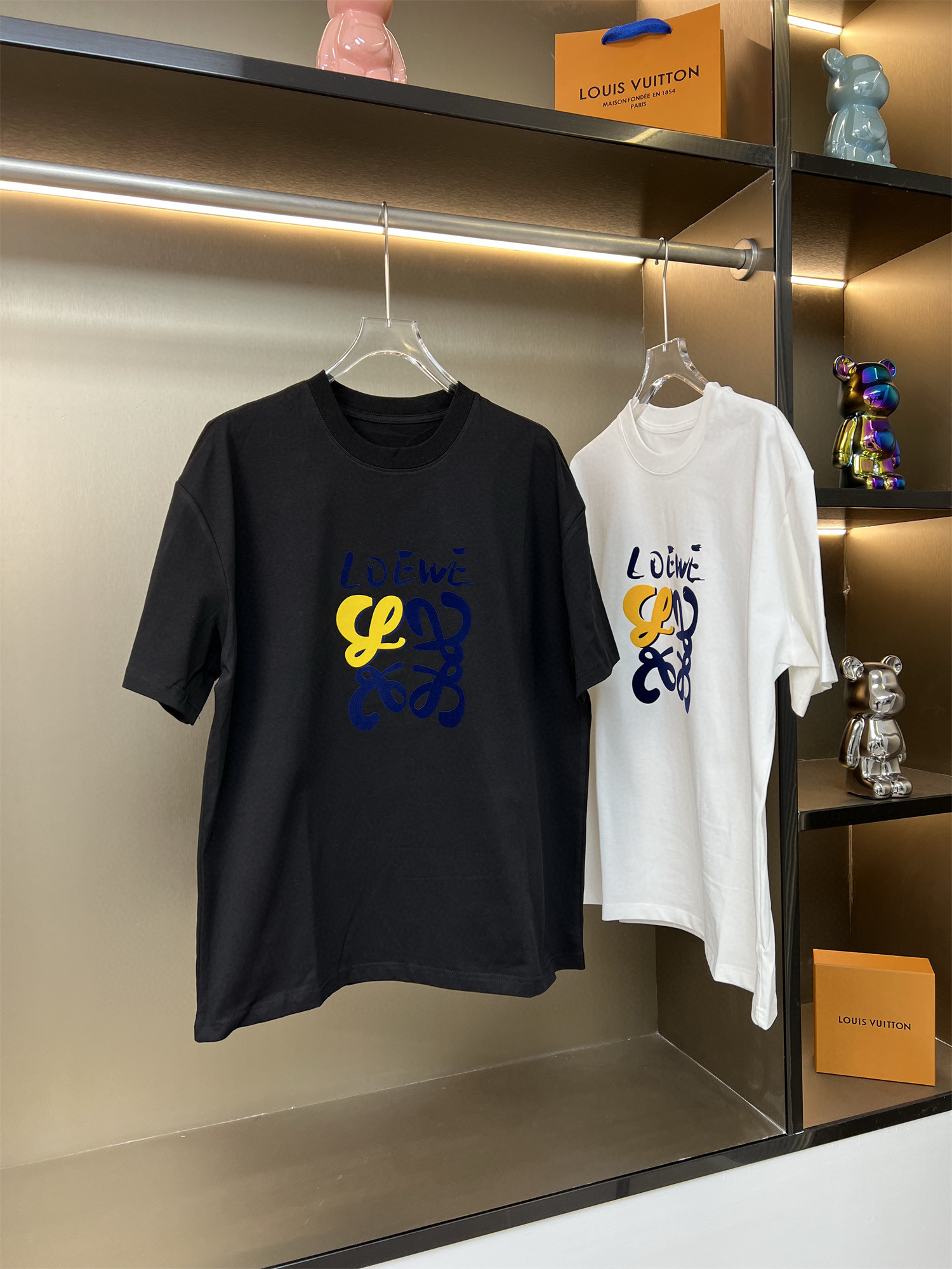 120💰
LOEWE罗意威2025ss新款植绒拼色印花情侣休闲短袖T恤
👑最高版本！定制面料290克双纱！植绒拼色印花工艺设计！
辅料：开模原版过鉴定领标➕100%真丝洗水标。正品代购级原版吊牌➕配套吊绳➕3D吊粒➕原版包装袋
工艺：原版一致走线！袖窿对版手法 最高版本！无数次的打版 百分百还原正品品相！
正确版本 男女同款 超级显眼 超级好看 超级大气！
颜色：黑色 白色
尺码：S-XL（图九）