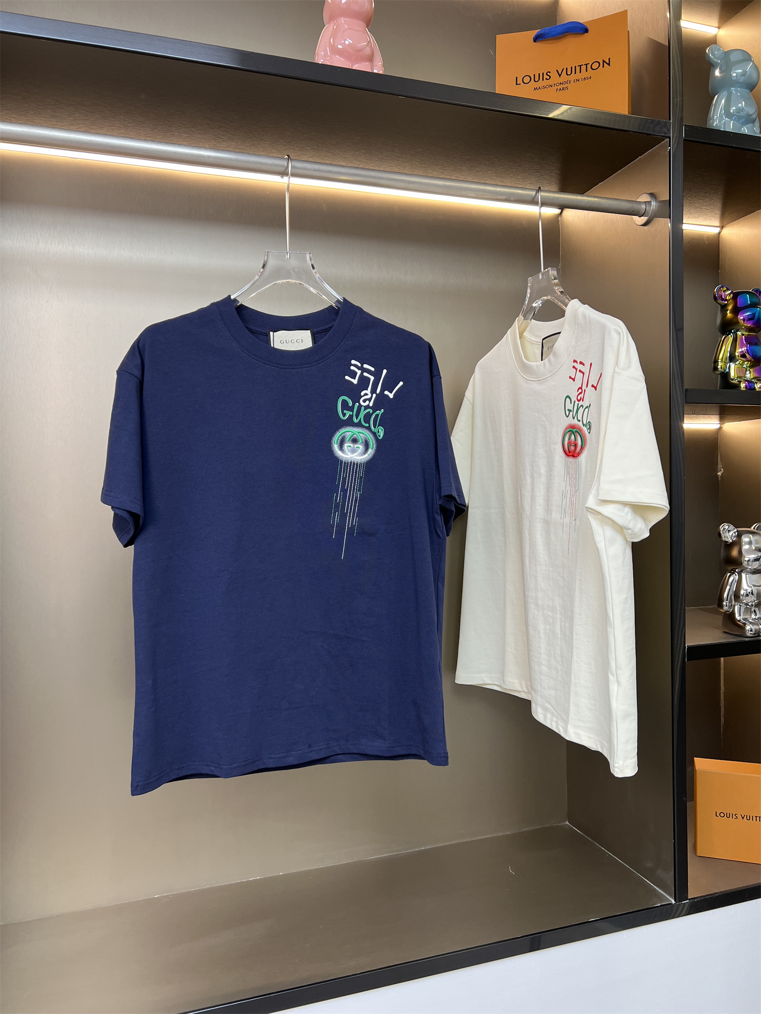 115💰
GUCCI古驰2025ss新款彩色绣花涂鸦情侣休闲短袖T恤
👑最高版本！定制面料290克100%双纱全棉！彩色绣花涂鸦印花！
辅料：开模原版过鉴定领标➕100%真丝洗水标。正品代购级原版吊牌➕配套吊绳➕3D吊粒➕原版包装袋
工艺：原版一致走线！袖窿对版手法 最高版本！无数次的打版 百分百还原正品品相！
正确版本 男女同款 超级显眼 超级好看 超级大气！
颜色：杏色  藏青
尺码：S-XL（图九)
