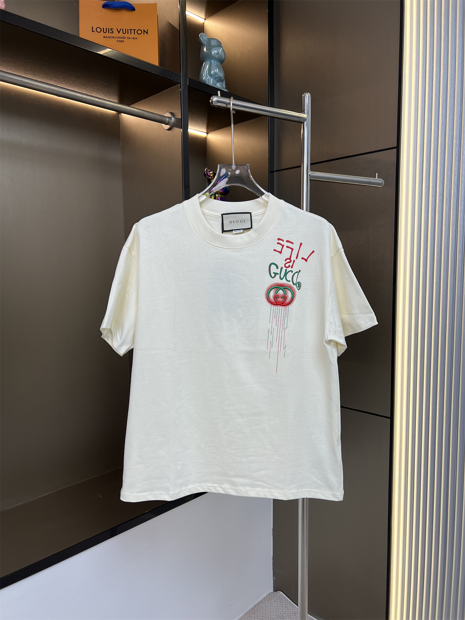 115💰
GUCCI古驰2025ss新款彩色绣花涂鸦情侣休闲短袖T恤
👑最高版本！定制面料290克100%双纱全棉！彩色绣花涂鸦印花！
辅料：开模原版过鉴定领标➕100%真丝洗水标。正品代购级原版吊牌➕配套吊绳➕3D吊粒➕原版包装袋
工艺：原版一致走线！袖窿对版手法 最高版本！无数次的打版 百分百还原正品品相！
正确版本 男女同款 超级显眼 超级好看 超级大气！
颜色：杏色  藏青
尺码：S-XL（图九)