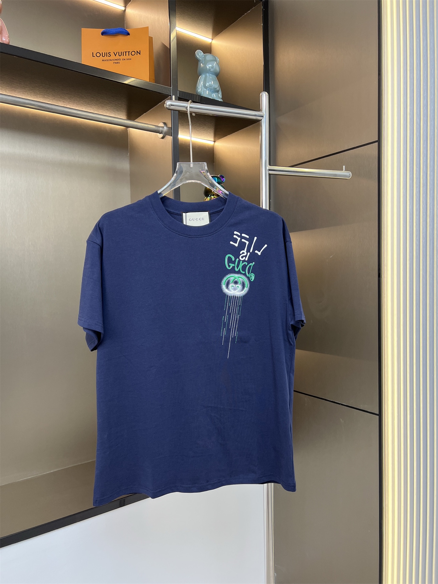 115💰
GUCCI古驰2025ss新款彩色绣花涂鸦情侣休闲短袖T恤
👑最高版本！定制面料290克100%双纱全棉！彩色绣花涂鸦印花！
辅料：开模原版过鉴定领标➕100%真丝洗水标。正品代购级原版吊牌➕配套吊绳➕3D吊粒➕原版包装袋
工艺：原版一致走线！袖窿对版手法 最高版本！无数次的打版 百分百还原正品品相！
正确版本 男女同款 超级显眼 超级好看 超级大气！
颜色：杏色  藏青
尺码：S-XL（图九)