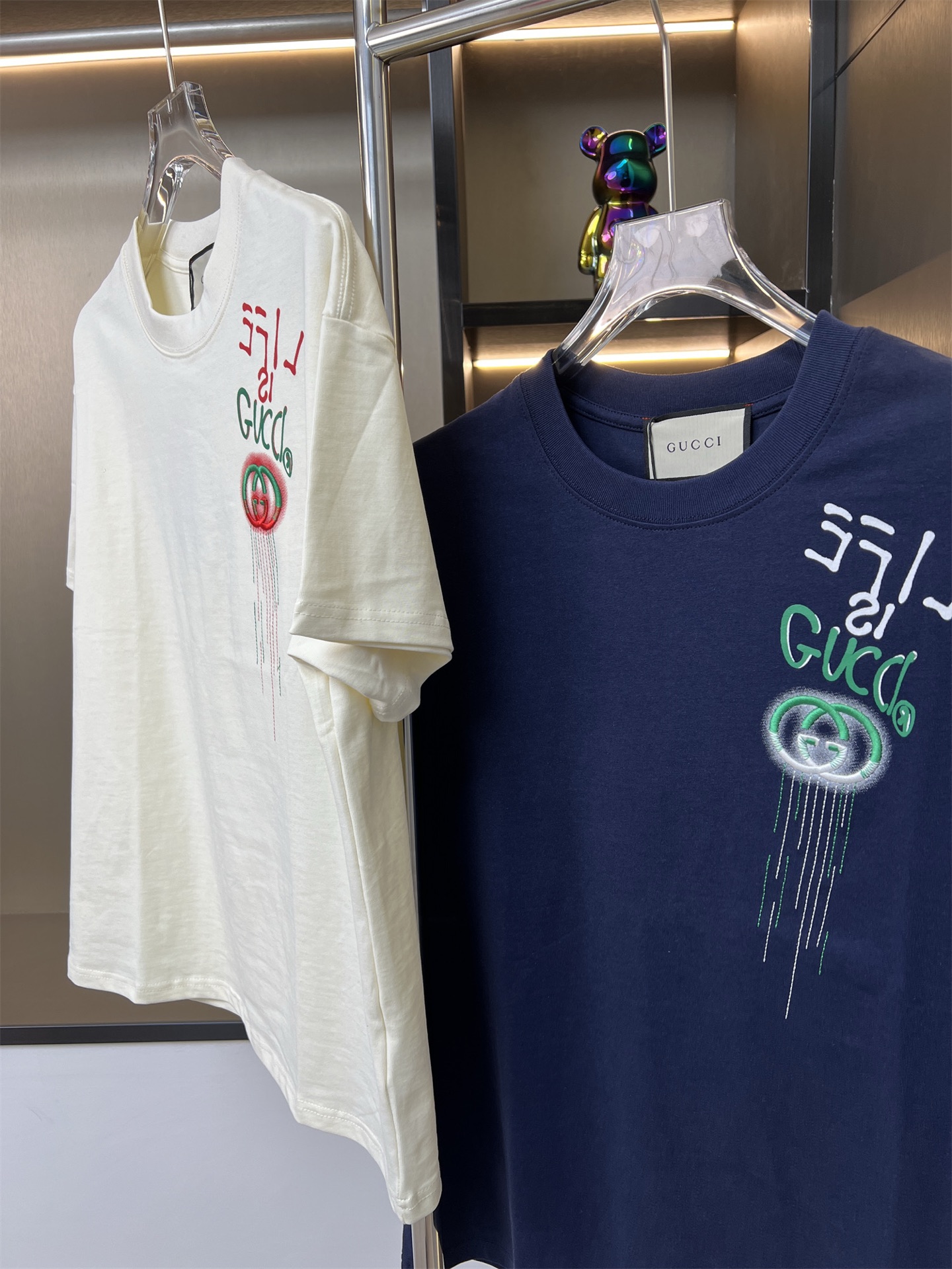 115💰
GUCCI古驰2025ss新款彩色绣花涂鸦情侣休闲短袖T恤
👑最高版本！定制面料290克100%双纱全棉！彩色绣花涂鸦印花！
辅料：开模原版过鉴定领标➕100%真丝洗水标。正品代购级原版吊牌➕配套吊绳➕3D吊粒➕原版包装袋
工艺：原版一致走线！袖窿对版手法 最高版本！无数次的打版 百分百还原正品品相！
正确版本 男女同款 超级显眼 超级好看 超级大气！
颜色：杏色  藏青
尺码：S-XL（图九)