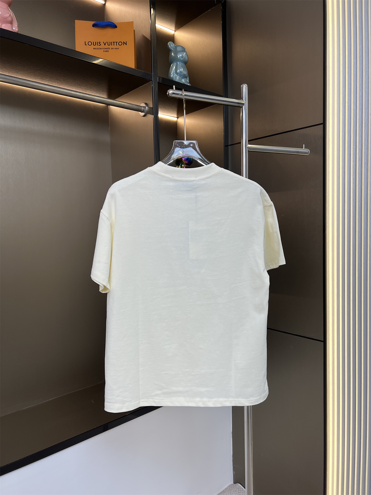 115💰
GUCCI古驰2025ss新款彩色绣花涂鸦情侣休闲短袖T恤
👑最高版本！定制面料290克100%双纱全棉！彩色绣花涂鸦印花！
辅料：开模原版过鉴定领标➕100%真丝洗水标。正品代购级原版吊牌➕配套吊绳➕3D吊粒➕原版包装袋
工艺：原版一致走线！袖窿对版手法 最高版本！无数次的打版 百分百还原正品品相！
正确版本 男女同款 超级显眼 超级好看 超级大气！
颜色：杏色  藏青
尺码：S-XL（图九)