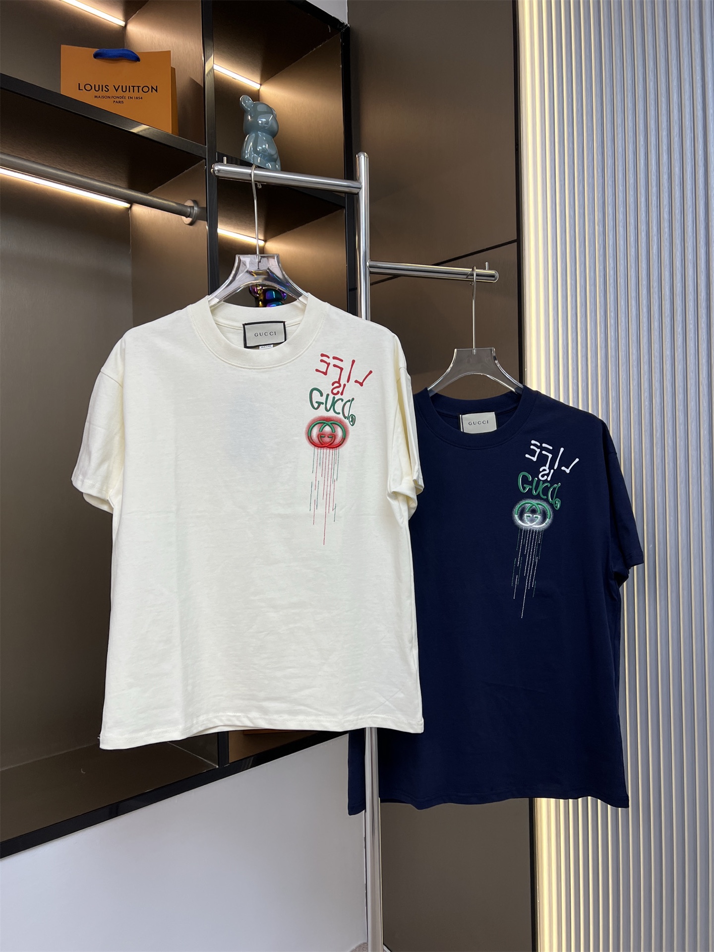 115💰
GUCCI古驰2025ss新款彩色绣花涂鸦情侣休闲短袖T恤
👑最高版本！定制面料290克100%双纱全棉！彩色绣花涂鸦印花！
辅料：开模原版过鉴定领标➕100%真丝洗水标。正品代购级原版吊牌➕配套吊绳➕3D吊粒➕原版包装袋
工艺：原版一致走线！袖窿对版手法 最高版本！无数次的打版 百分百还原正品品相！
正确版本 男女同款 超级显眼 超级好看 超级大气！
颜色：杏色  藏青
尺码：S-XL（图九)