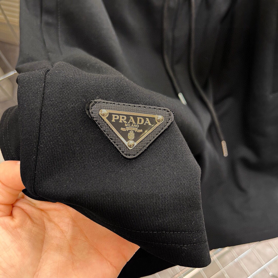 115💰
PRADA普拉达2025ss魔术贴三角标可移动休闲情侣宽松纯棉毛圈短裤 
👑最高版本！定制420克毛圈卫衣面料！特殊走线工艺 完全对版
辅料：开模原版过鉴定领标➕100%真丝洗水标。正品代购级原版吊牌➕配套吊绳➕3D吊粒➕原版包装袋
工艺：原版一致走线！袖窿对版手法 最高版本！无数次的打版 百分百还原正品品相！
正确版本 男女同款 超级显眼 超级好看 超级大气！
颜色：白色 黑色
尺码：S-XL（见图9）