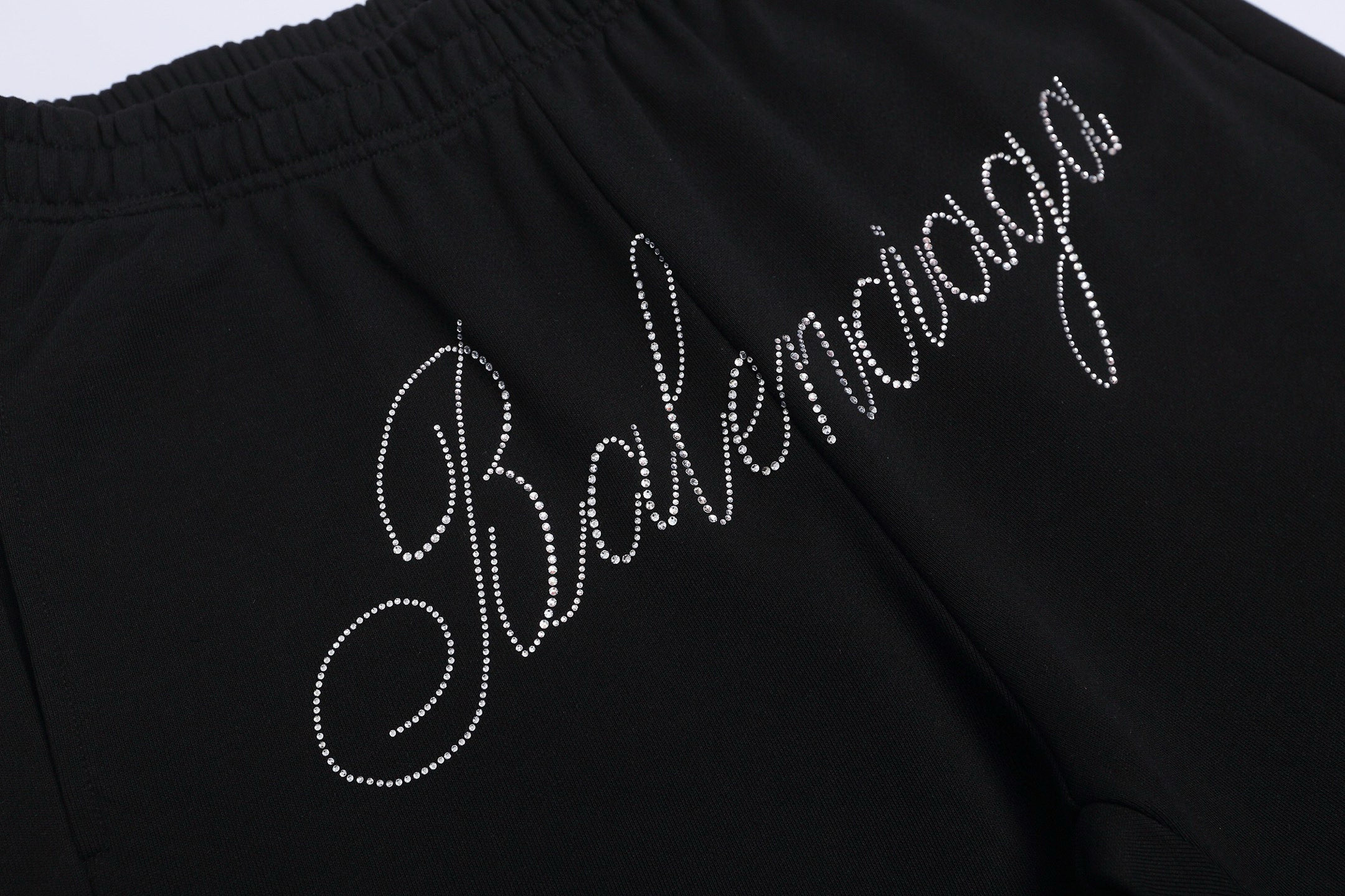 120💰
BALENCIAGA巴黎世家2025ss烫钻字母休闲情侣宽松纯棉毛圈短裤 
👑最高版本！定制400克毛圈卫衣面料！特殊走线工艺 完全对版
辅料：开模原版过鉴定领标➕100%真丝洗水标。正品代购级原版吊牌➕配套吊绳➕3D吊粒➕原版包装袋
工艺：原版一致走线！袖窿对版手法 最高版本！无数次的打版 百分百还原正品品相！
正确版本 男女同款 超级显眼 超级好看 超级大气！
颜色：白色 黑色
尺码：S-XL（见图9）