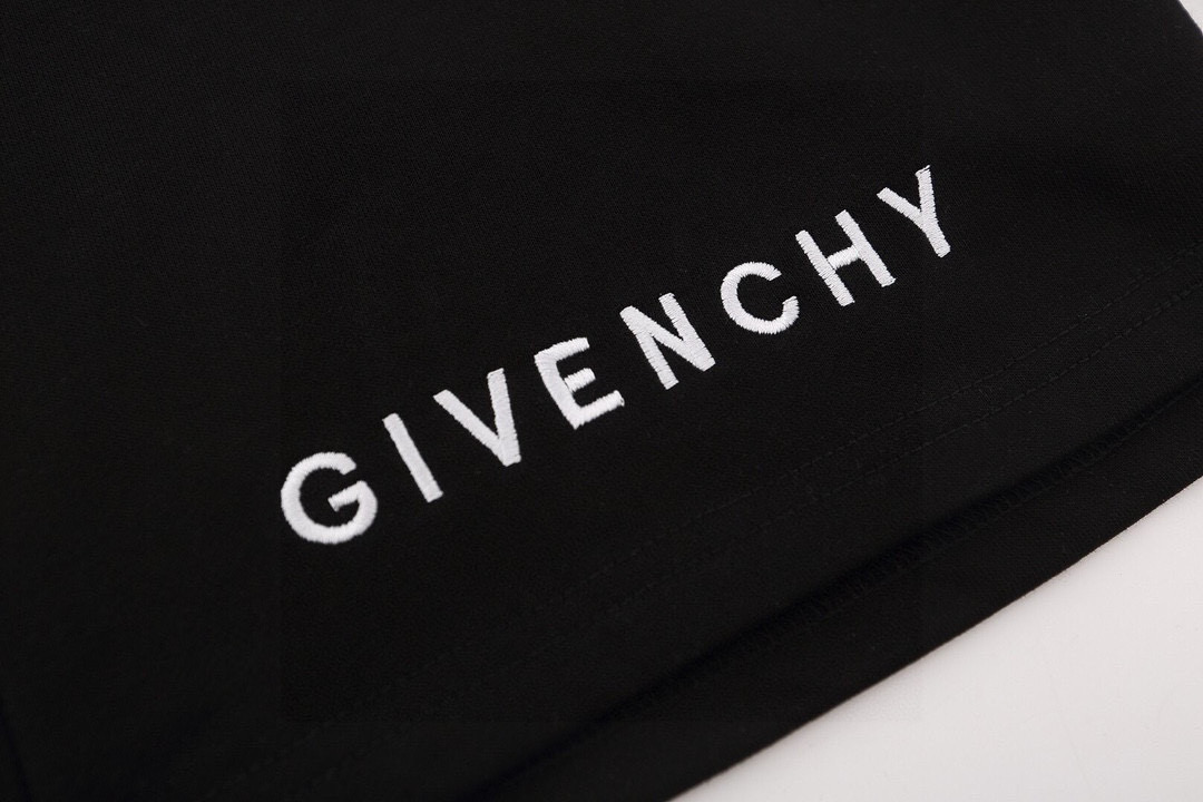 115💰
GIVENCHY纪梵希2025ss立体刺绣休闲情侣宽松纯棉毛圈短裤 
👑最高版本！定制400克毛圈卫衣面料！特殊走线工艺 完全对版
辅料：开模原版过鉴定领标➕100%真丝洗水标。正品代购级原版吊牌➕配套吊绳➕3D吊粒➕原版包装袋
工艺：原版一致走线！袖窿对版手法 最高版本！无数次的打版 百分百还原正品品相！
正确版本 男女同款 超级显眼 超级好看 超级大气！
颜色：白色  黑色
尺码：S-XL（见图9）