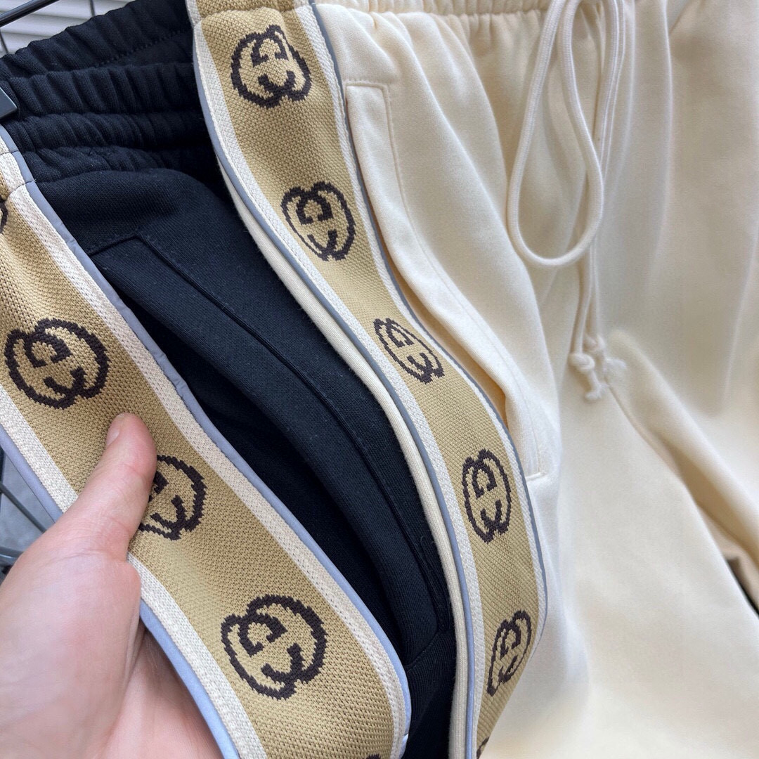 💰94
GUCCI古驰2025ss侧边反光织带休闲情侣宽松纯棉毛圈短裤 
👑最高版本！定制420克毛圈卫衣面料！特殊走线工艺 完全对版
辅料：开模原版过鉴定领标➕100%真丝洗水标。正品代购级原版吊牌➕配套吊绳➕3D吊粒➕原版包装袋
工艺：原版一致走线！袖窿对版手法 最高版本！无数次的打版 百分百还原正品品相！
正确版本 男女同款 超级显眼 超级好看 超级大气！
颜色：杏色  黑色
尺码：S-XL（图九）