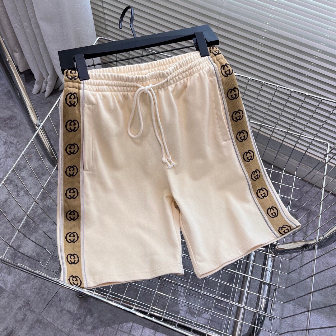 💰94
GUCCI古驰2025ss侧边反光织带休闲情侣宽松纯棉毛圈短裤 
👑最高版本！定制420克毛圈卫衣面料！特殊走线工艺 完全对版
辅料：开模原版过鉴定领标➕100%真丝洗水标。正品代购级原版吊牌➕配套吊绳➕3D吊粒➕原版包装袋
工艺：原版一致走线！袖窿对版手法 最高版本！无数次的打版 百分百还原正品品相！
正确版本 男女同款 超级显眼 超级好看 超级大气！
颜色：杏色  黑色
尺码：S-XL（图九）