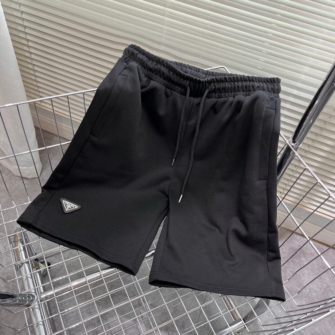 💰94
PRADA普拉达2025ss魔术贴三角标可移动休闲情侣宽松纯棉毛圈短裤 
👑最高版本！定制420克毛圈卫衣面料！特殊走线工艺 完全对版
辅料：开模原版过鉴定领标➕100%真丝洗水标。正品代购级原版吊牌➕配套吊绳➕3D吊粒➕原版包装袋
工艺：原版一致走线！袖窿对版手法 最高版本！无数次的打版 百分百还原正品品相！
正确版本 男女同款 超级显眼 超级好看 超级大气！
颜色：白色 黑色
尺码：S-XL（见图9）