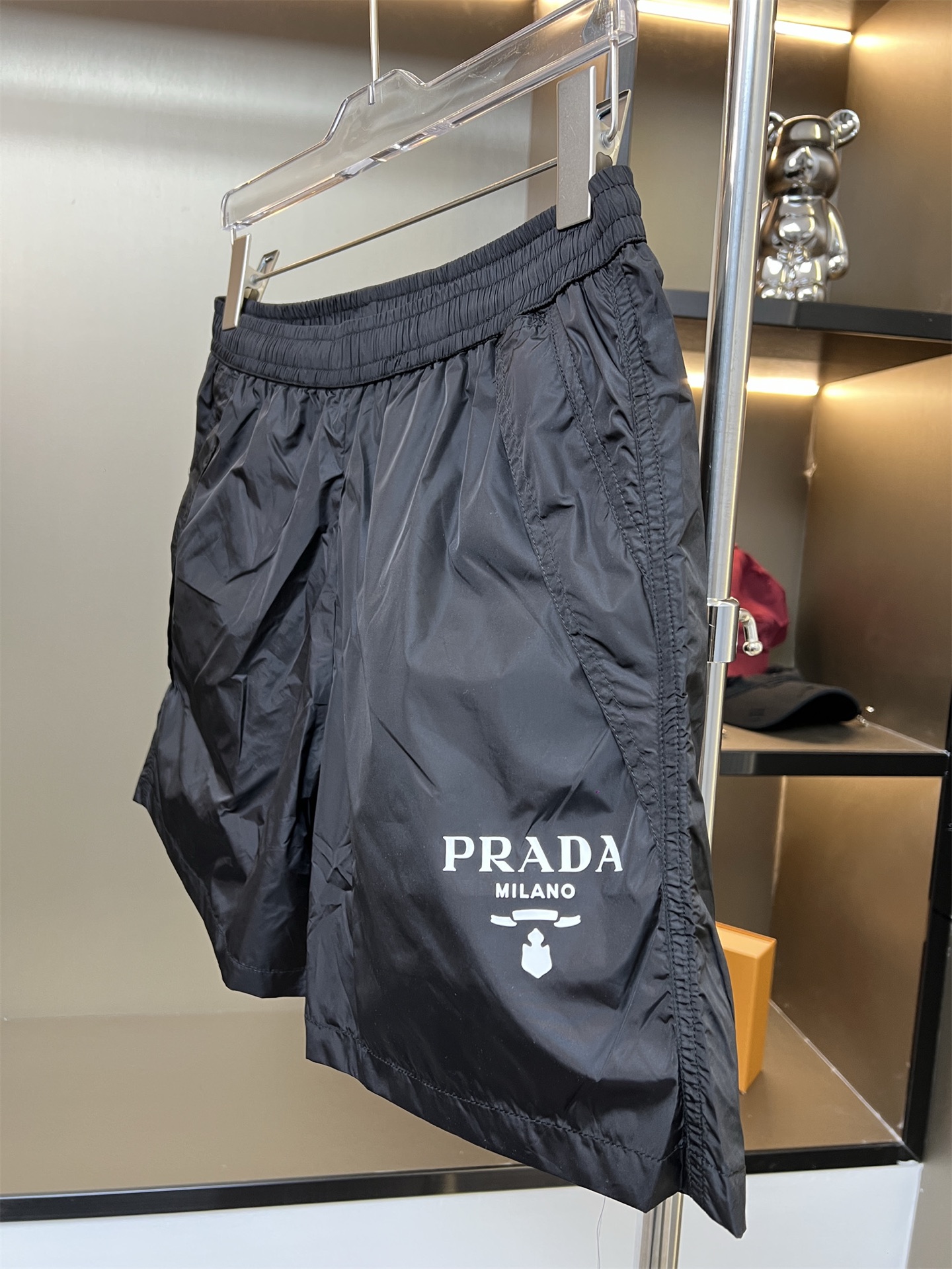 135💰
PRADA普拉达2025ss新款字母休闲情侣宽松4分短裤 
👑最高版本！定制五金字母拉链再生面料里面精密网布！
辅料：开模原版过鉴定领标➕100%真丝洗水标。正品代购级原版吊牌➕配套吊绳➕3D吊粒➕原版包装袋
工艺：原版一致走线！袖窿对版手法 最高版本！无数次的打版 百分百还原正品品相！
正确版本 男女同款 超级显眼 超级好看 超级大气！
颜色：黑色
尺码：S-XXL（见图9）