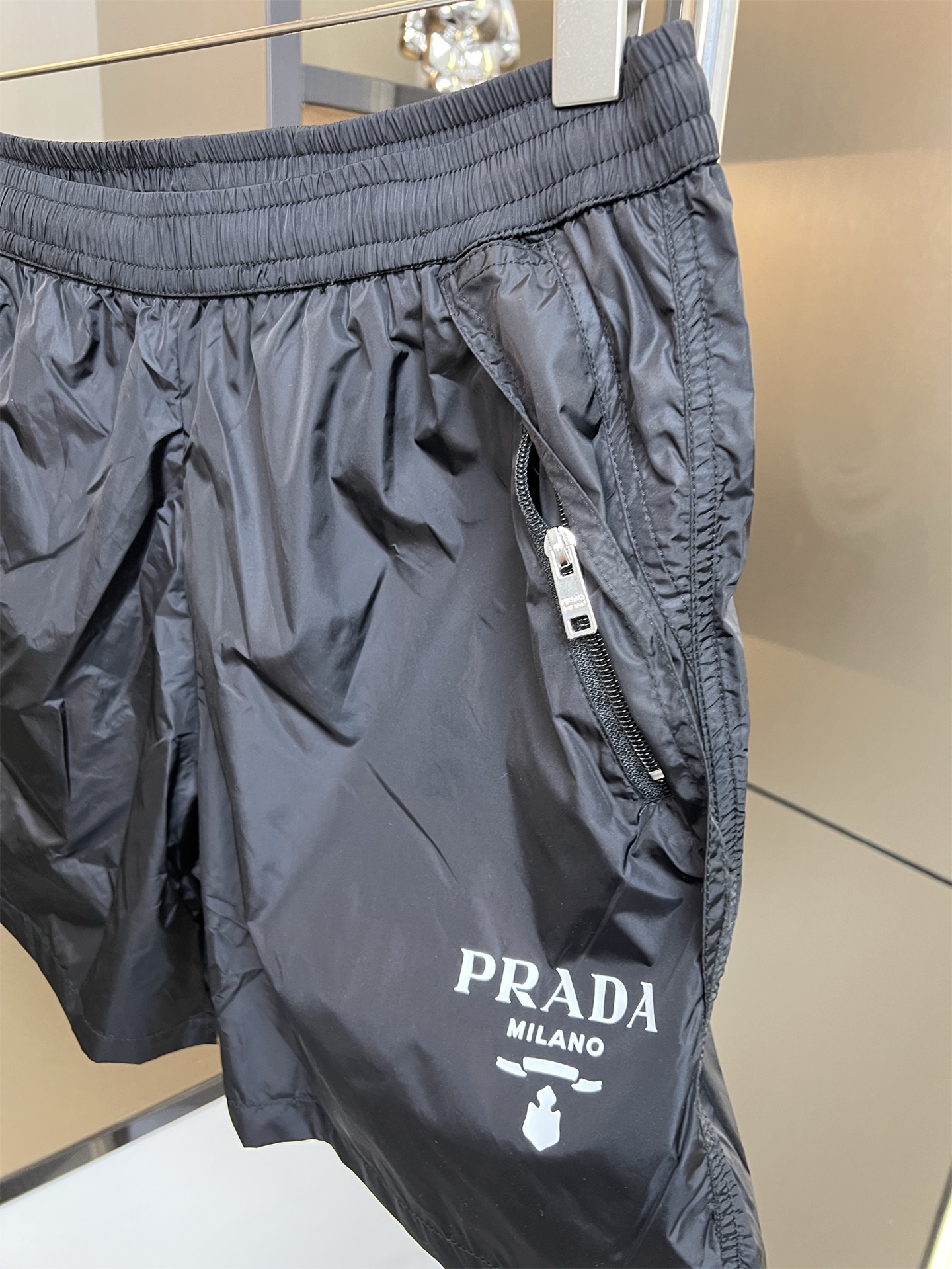 135💰
PRADA普拉达2025ss新款字母休闲情侣宽松4分短裤 
👑最高版本！定制五金字母拉链再生面料里面精密网布！
辅料：开模原版过鉴定领标➕100%真丝洗水标。正品代购级原版吊牌➕配套吊绳➕3D吊粒➕原版包装袋
工艺：原版一致走线！袖窿对版手法 最高版本！无数次的打版 百分百还原正品品相！
正确版本 男女同款 超级显眼 超级好看 超级大气！
颜色：黑色
尺码：S-XXL（见图9）