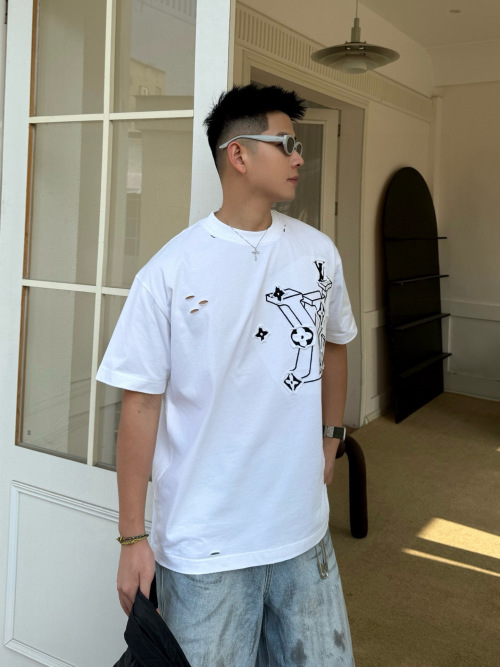 Louis Vuitton 2025SS Applique Distressed Embroidered Couple T-Shirt 1 Louis Vuitton 2025SS Applique Distressed Embroidered Couple T-Shirt