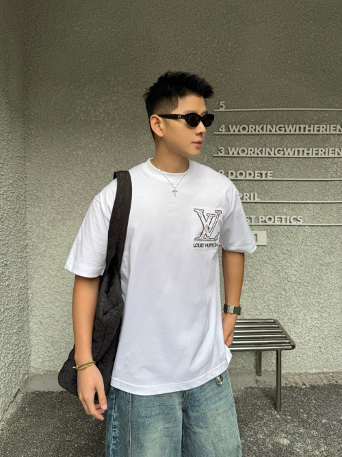 Louis Vuitton 2025SS Applique Patchwork Colorblock Logo Tee - Unisex 1 Louis Vuitton 2025SS Applique Patchwork Colorblock Logo Tee - Unisex
