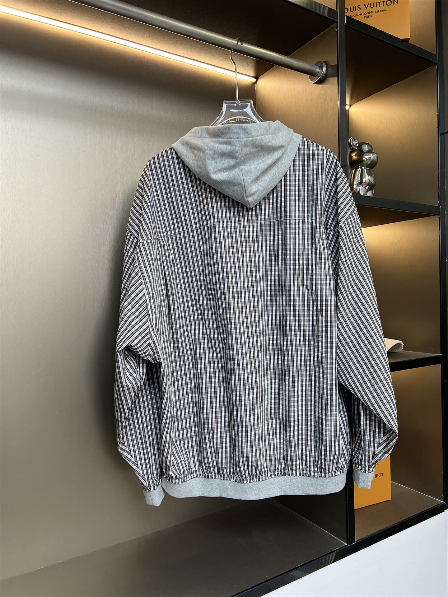 240💰
BALENCIAGA巴黎世家2025FW新款格子拼接连帽情侣休闲开衫
👑最高版本！面料采用高密格纹纺织 帽子拼接380克毛圈卫衣内里做了对色门禁针织布 巴黎定制拉链贝壳扣！
辅料：开模原版过鉴定领标➕100%真丝洗水标。正品代购级原版吊牌➕配套吊绳➕3D吊粒➕原版包装袋
工艺：原版一致走线！袖窿对版手法 最高版本！无数次的打版 百分百还原正品品相！
正确版本 男女同款 超级显眼 超级好看 超级大气！
颜色：格子
码数：S-XL（图九)